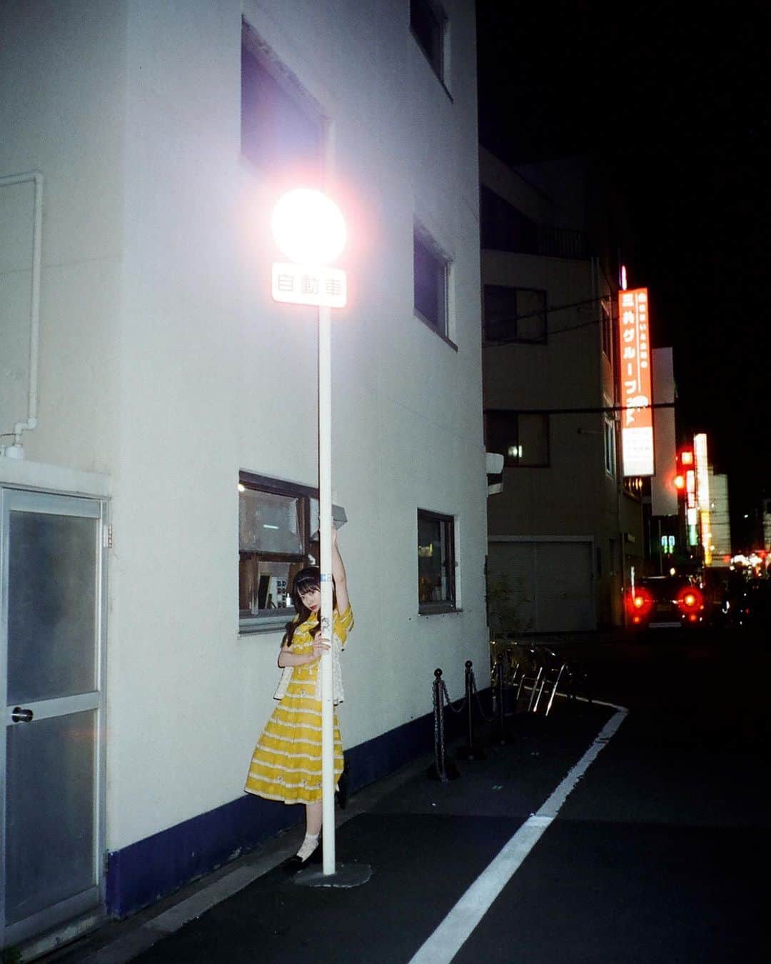 Yuma Takatsukiさんのインスタグラム写真 - (Yuma TakatsukiInstagram)「. . . たまらんど . . . . . . 最近の街中シリーズお気に入り。 夏は暑いから夕方から夜の撮影がいいよね。 ⁡ それでは今日もお疲れさまでした。 . Osaka／Japan . #電球のお店らしい  #フィルムカメラで残す日常  . ―――――――――――――――――――――――――― 関西を中心にフリーランスで活動しています。 Web広告、個人撮影、家族撮影、PR撮影など、 6月以降の撮影依頼募集中です。 ⁡ ⁡Yuma Takatsukiオリジナルプリセットも販売中です。 ⁡プロフィールのポートフォリオサイトからご覧下さい。  またフォトサークルITTOKOという活動をしています。 ⁡ハイライトに色んなイベントをまとめています。 ――――――――――――――――――――――――――」5月27日 21時25分 - yu_umaa06