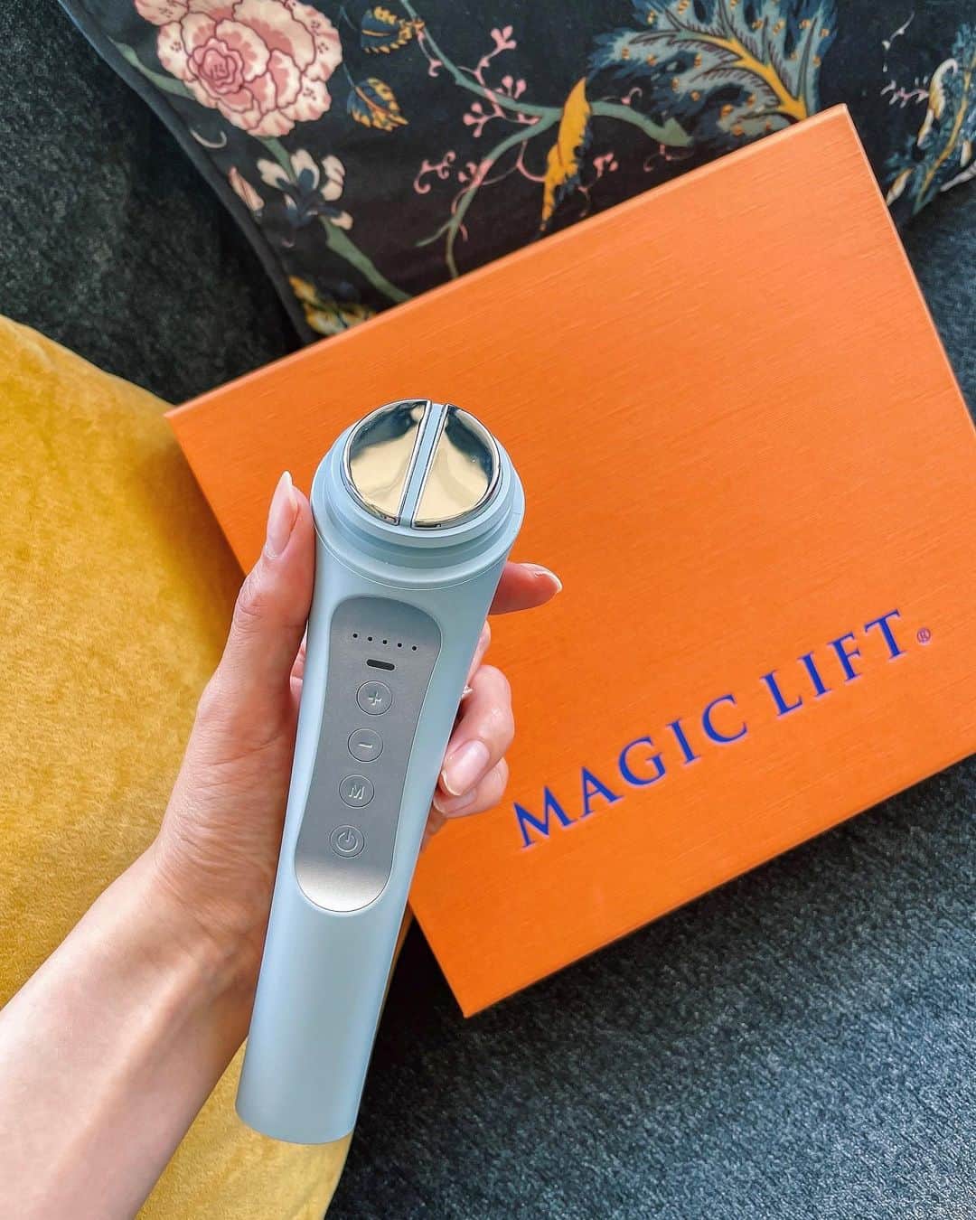 瀬口かなのインスタグラム：「先日発売された美顔器MAGIC LIFT🧡  公式HPの体験動画に出演させてもらって、めちゃくちゃ良かったので紹介させてください☺️  今までいろんな美顔器使ってきた中で自分の中で一番即効性を感じる！フェイスラインすっきりする！😳  全4色の中でグレーリッシュブルーを選びました！めちゃくちゃ可愛いし軽量なので手も疲れないし旅先にも持っていける🙆‍♀️✨  こんなに素敵な商品に出会えて本当に嬉しい😭  ぜひHPもチェックしてみてください☺️🧡🩵  #美顔器 #おうちエステ #magiclift #マジックリフト #リフトアップ #おうち美容 #スキンケア」