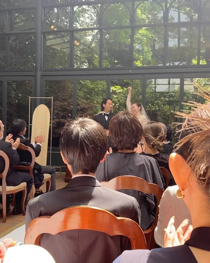 エビアン・クーのインスタグラム：「Congratulations to Naomi & Ryo!! Nothing but happiness for you both:)  it’s been almost 7 years but it seems like nothing has changed when we all see each other.  It was such a beautiful wedding 💒  Love you both!!   愛に溢れてる結婚式で本当に 素敵なウェディングだった！  本当に2人は私の中でも 大好きなカップルで 愛っていうものを持ってて いつも2人に見習ってます。 カップルになってもお友達と一緒にいる時間も忘れない、 そのバランスができるのも尊敬する。 本当に一緒にこうやってお祝いできて嬉しかった  本当に本当におめでとう☺️ 今度はハワイで集まろうね」