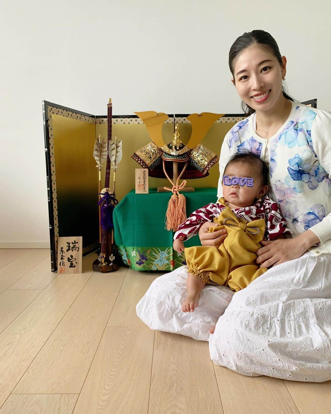 日高大地のインスタグラム：「先日、初節句とお食い初めのお祝いをしました🎏㊗️ 初宮参りの際に立派なお食い初め膳をいただきましたので、両家揃ってお家で😊 この日のために思い入れのある反物でベビー袴も作ってもらい、サプライズ成功✌️ 一生食べ物ることに困りませんように🥦🍖🐟」