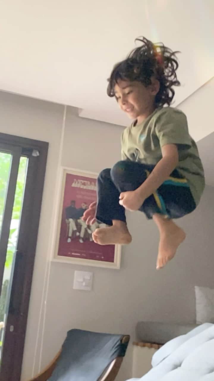 Tainá Müllerのインスタグラム：「Há sete anos, em um dia sem preparo, mala pronta ou qualquer aviso prévio, meu menino-trovão chegou na minha vida. Bem antes do previsto, mas do jeito que ele queria, porque assim é Tintin: cheio de energia, personalidade e sabendo desde o início exatamente o que quer. E então,  desde sua chegada, ele me ensina que toda a ideia de controle é mera ilusão. E que tudo o que há pra se viver é a conexão invisível e inexplicável que nos liga a essa grande teia energética que anima o planeta 🌎✨  Meu menino força da natureza, Tormenta Elétrica Azul (entendedores de Kin Maia entenderão) essa música que vc ama sempre vai me lembrar você.  Vai, Tintin! ⚡️Seja o catalizador de energia que você é, pra contribuir com um mundo mais legal. Porque, cara, você é MUITO legal ❤️ E isso me enche de orgulho. Seja sempre esse menino geminiano livre, brilhe por aí com toda sua autenticidade, sabendo que sempre terá no nosso colo um lugar quentinho pra ancorar. Te amo infinito Seu Pirulito, Tinico, Xirupico, coisiquinha linda da mamain 😍 Aff… eu explodo de amor.」