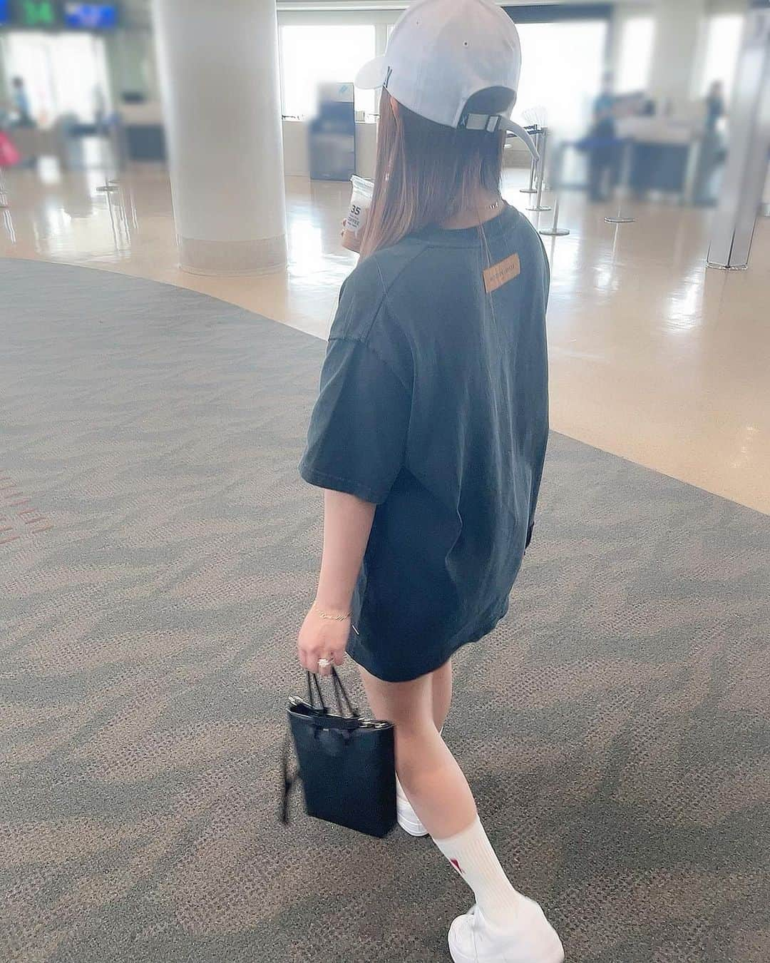 ゆりのちゃんのインスタグラム：「♡ . . . 極力荷物持ちたくないし. バックの中も沢山入れたくない派🙋🏼‍♀️ . . . . . #fashion #styleinspo #outfitoftheday #louisvuitton  #nike  #amiparis  #varzar  #yurinochanncode #空港コーデ  #キャップ女子  #スニーカーコーデ  #ナイキエアフォース1シャドウ  #骨格ストレート  #156cmコーデ」