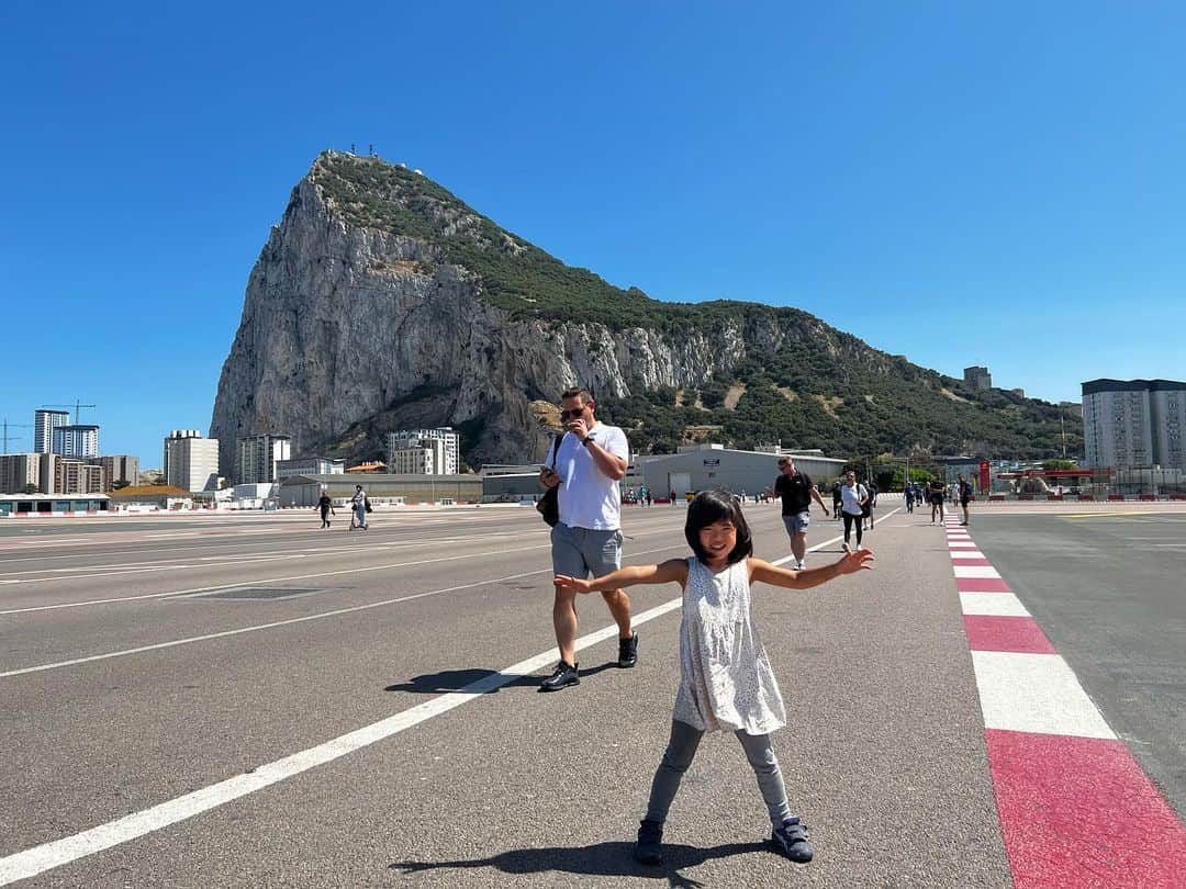 榎戸教子さんのインスタグラム写真 - (榎戸教子Instagram)「【イギリス・ジブラルタル】 海峡とか運河とか岬とか… 惹かれるのはなぜなのでしょう。  ジブラルタル海峡…地理の授業で、 名前と場所を知っていたくらいの場所。  スペインとイギリスがこの場所を求めて 何度か戦争しています。 ジョン・レノンさんとオノ・ヨーコさんが 結婚した場所であったり、 色々なエピソードのある所でした。  娘と世界一周中。 音声メディアVoicyでお話ししました。 写真と合わせてお聴きください。  『#51 ジブラルタルはイベリア半島にあってスペインではありません』 https://voicy.jp/channel/3482/527271  #gibraltar #unitedkingdom #spain #trip #rock #worldtraveler #voicy」5月27日 21時33分 - noriko_enokido