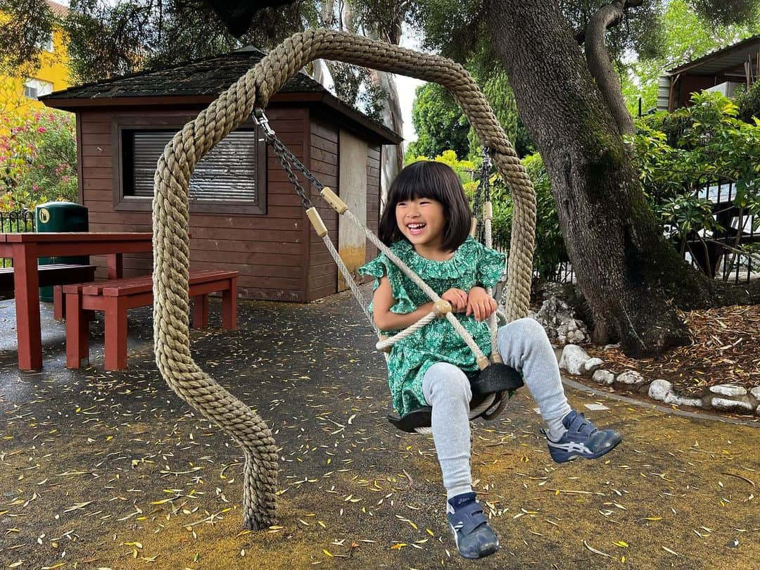 榎戸教子さんのインスタグラム写真 - (榎戸教子Instagram)「【イギリス・ジブラルタル】 海峡とか運河とか岬とか… 惹かれるのはなぜなのでしょう。  ジブラルタル海峡…地理の授業で、 名前と場所を知っていたくらいの場所。  スペインとイギリスがこの場所を求めて 何度か戦争しています。 ジョン・レノンさんとオノ・ヨーコさんが 結婚した場所であったり、 色々なエピソードのある所でした。  娘と世界一周中。 音声メディアVoicyでお話ししました。 写真と合わせてお聴きください。  『#51 ジブラルタルはイベリア半島にあってスペインではありません』 https://voicy.jp/channel/3482/527271  #gibraltar #unitedkingdom #spain #trip #rock #worldtraveler #voicy」5月27日 21時33分 - noriko_enokido