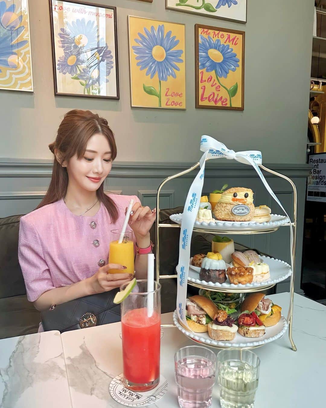 一木美里のインスタグラム：「🐣💘🩷  もう一回食べたい😋💛このメレンゲのスイーツがとってもおいしかった…🫶🏻🩷 @hayashiminaho が撮ってくれました📸❤︎  📍#cafeMememi  #seoul#chongdamdong#韓国カフェ#江南カフェ #韓国アフタヌーンティー#afternoontea#metrocity#mememicafe」