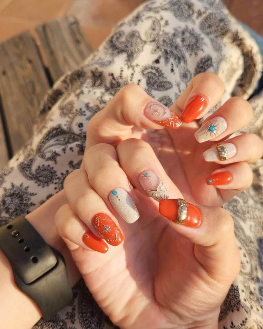 細越麻未（ami）のインスタグラム：「. #nail #orangenails  #ネイルデザイン  #トレンドネイル  #モロッカンネイル  #オレンジネイル」