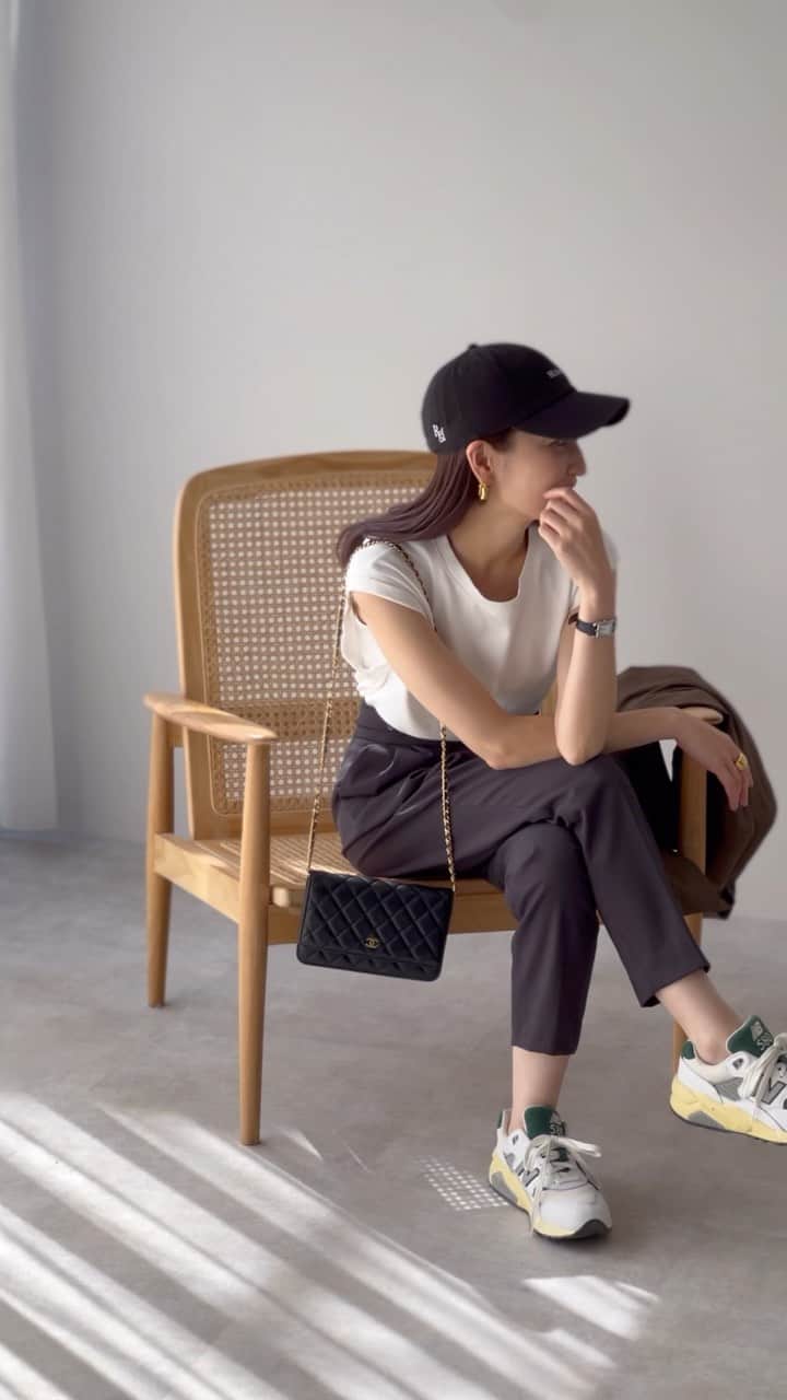 金子麻貴のインスタグラム：「ヘアセットが面倒な日はキャップに限る👍  今年のキャップはブラックとライトベージュの新色。 ジャケットにキャップ、スニーカーでメンズライクなコーデが好き。  そんな日はカジュアルになり過ぎないように 大ぶりなジュエリーが欠かせない✨ リングとブレスは @lohmejewelry × @re_gleam   テーパードパンツとキャップは来週31日発売🤍 @re_gleam   #fashion#regleam#reelsinstagram#lohmejewelry#reels#nb#chanel#スニーカーコーデ#ジャケットコーデ#キャップ#キャップコーデ#ママコーデ#カジュアルコーデ#シンプルコーデ#コーデ#夏コーデ#エクステ#ジュエリー#リング#ブレスレット」