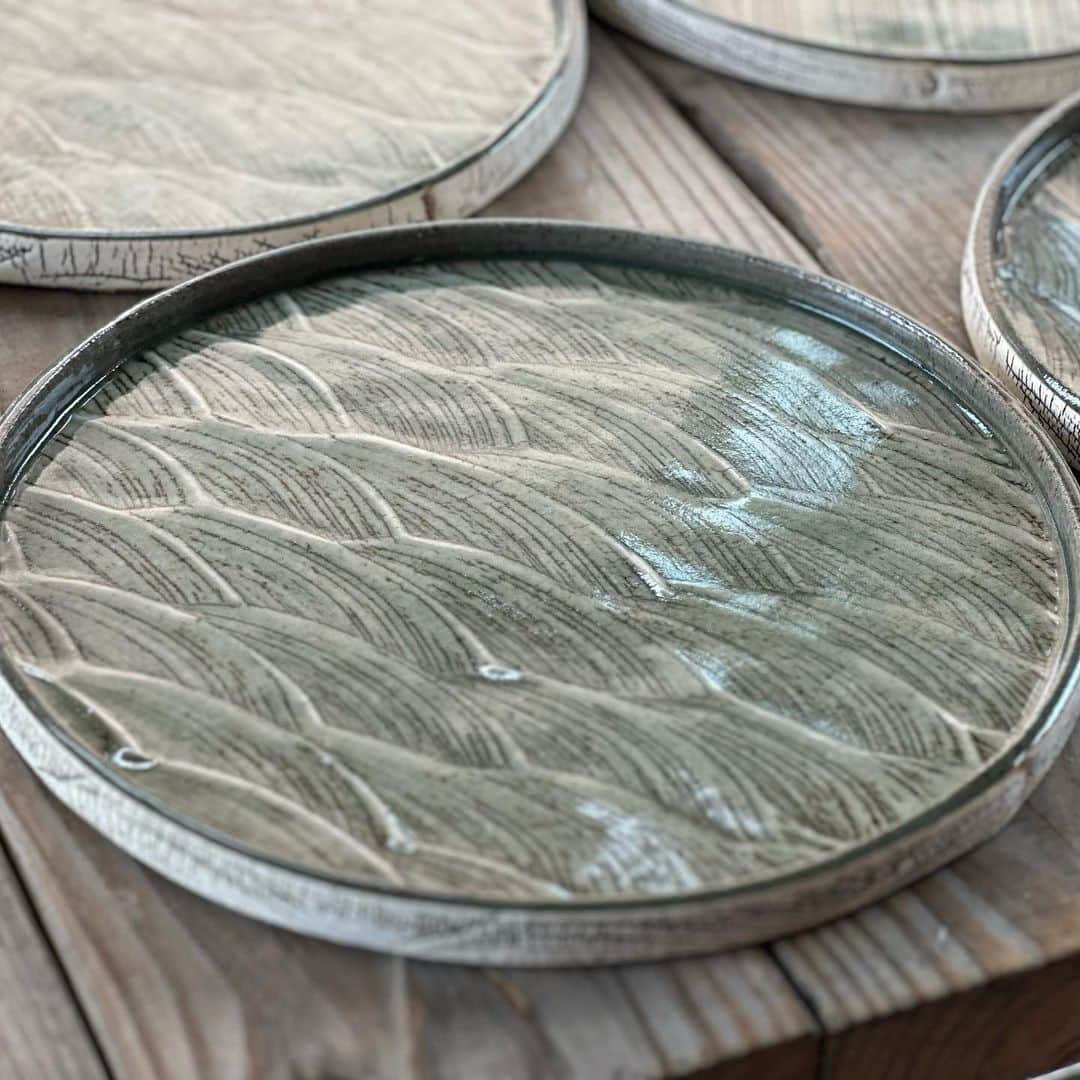 佐竹晃さんのインスタグラム写真 - (佐竹晃Instagram)「Celadon glazed Kohiki plates.  . www.akirasatake.com  #akirasatake #plate #plates #皿 #粉引 #粉引き #akirasatakeceramics #clay  #asheville #gallerymugen  #陶芸 #陶芸家  #佐竹晃」5月27日 21時37分 - akirasatake