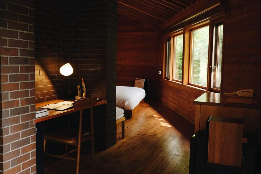 NEST INN HAKONE | 俵石閣のインスタグラム：「. 木のぬくもりが広がるお部屋の中に、 レンガで作られた書斎スペース。  窓いっぱいに新緑が広がり、 朝ベッドから起きると 気持ちのいい光景をご覧いただけます。  自然の中で過ごす優雅な1日を お楽しみください。  #hakoneretreatvilla1f #hakoneretreat #箱根リトリートヴィラワンバイエフ #箱根リトリートvilla1f #プライベートヴィラ #数寄屋造り #料亭俵石 #箱根ホテル #箱根リトリート」