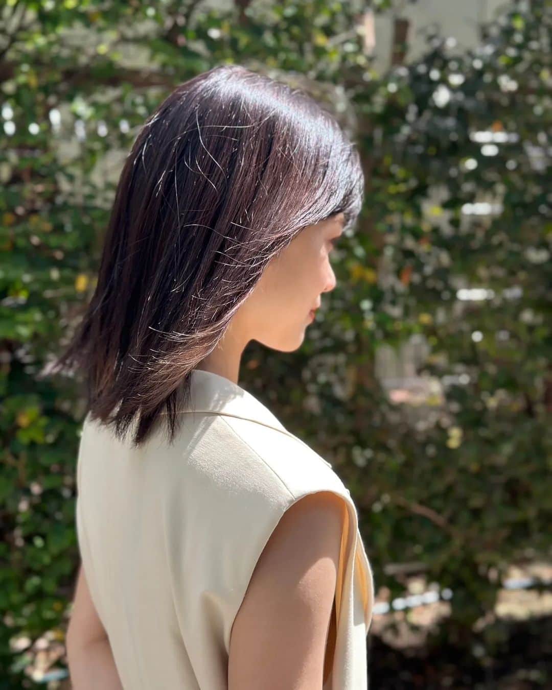 のインスタグラム：「過去3回ブリーチして分かったこと。 髪は艶が命🥺  今まで色んな髪質改善やトリートメントケアしてきたけど @daiki.asakura_ さんとこの髪質改善は究極だと思ってる👶💪🏻  1週間経ってもこの仕上がり。  ヘアアイロンかけなくても出掛けられる時短最高だし つるツヤすぎて自分の頭永遠に自分で撫でてる🫠w  母の日の遅れたありがとうは髪質改善にしたよ🎁  それくらいお気に入り！」