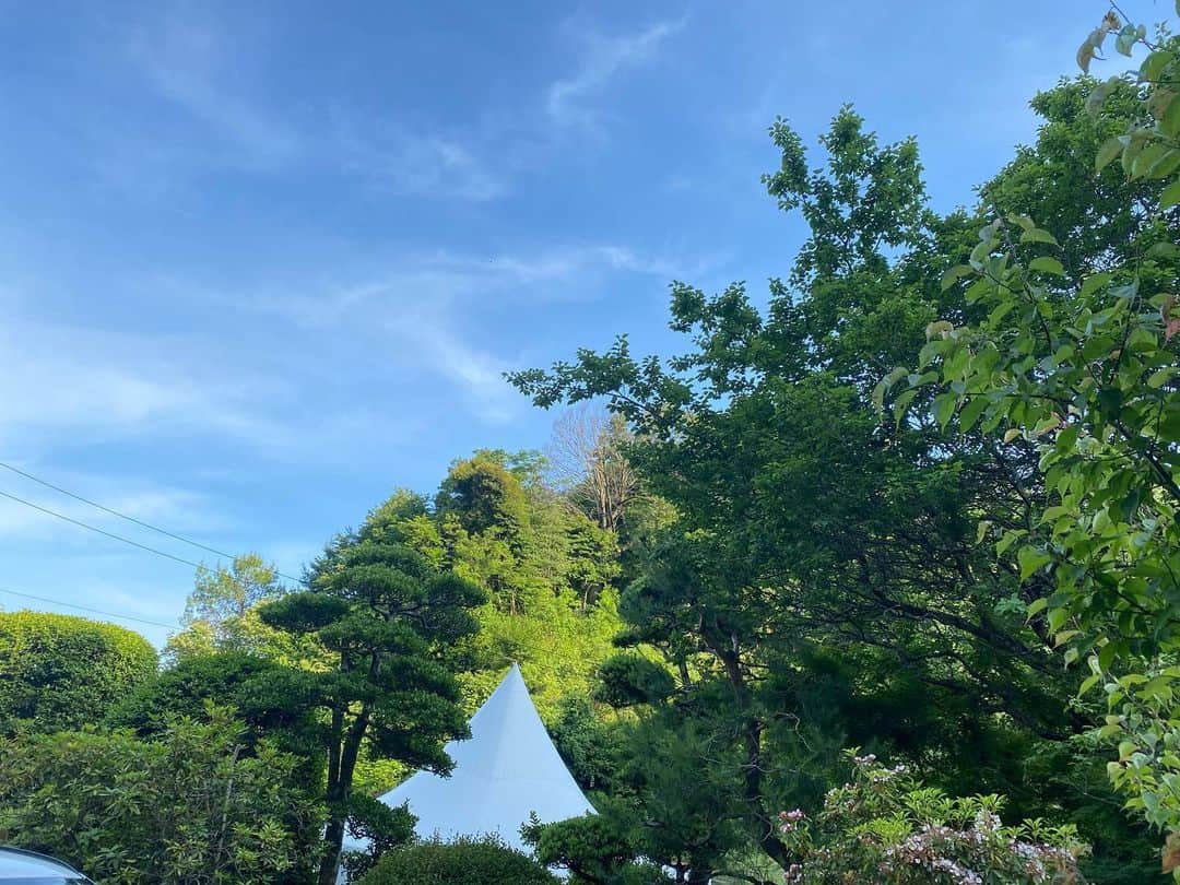 小坂明子さんのインスタグラム写真 - (小坂明子Instagram)「大谷里山農園で佐々木洋さんとの楽しい楽しいシークレットライブ、お越し頂きありがとうございました。最後に皆さんと記念写真。」5月27日 21時40分 - akikokosaka
