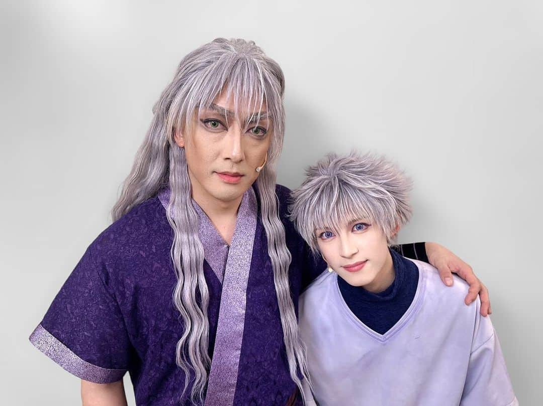 北村圭吾のインスタグラム：「『HUNTER × HUNTER』THE STAGE 14日目マチソワ公演ありがとうございました！  さぁ、この未知なる冒険を堪能出来るのも ラスト一公演のみ!!! 明日も変わらず 新鮮に丁寧に物語を紡いで行きたいと。  今日は息子のキルと。 心做しか優しい雰囲気になりますな。 #舞台ハンター #ハンターハンター #ハンステ #キルア #シルバ #ゾルディック家」