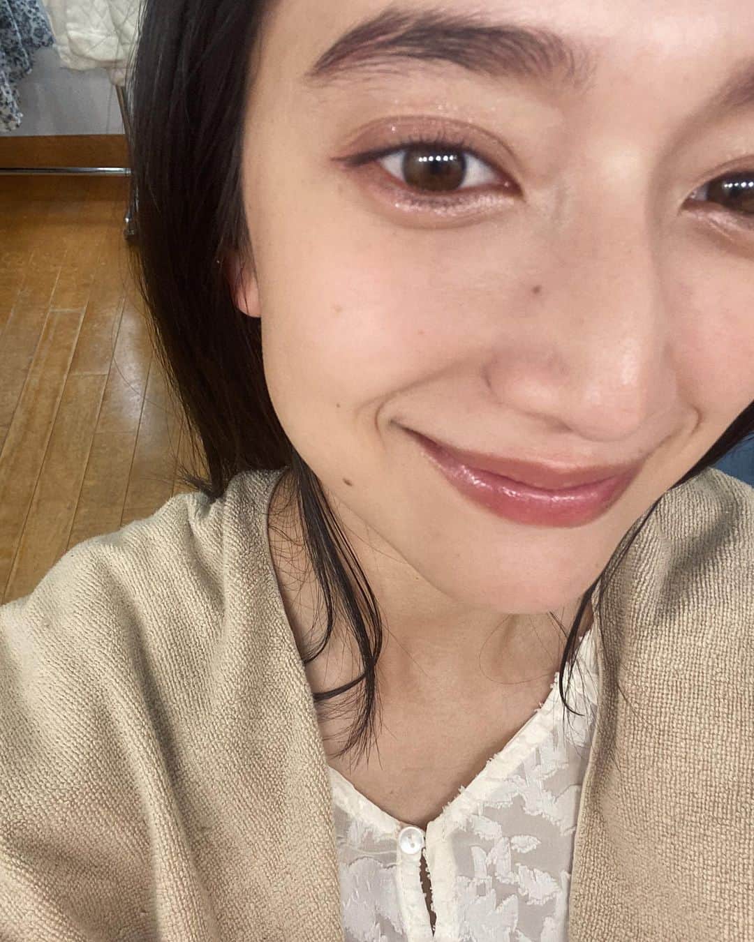 のインスタグラム：「🫠😶🙂… メイク中」