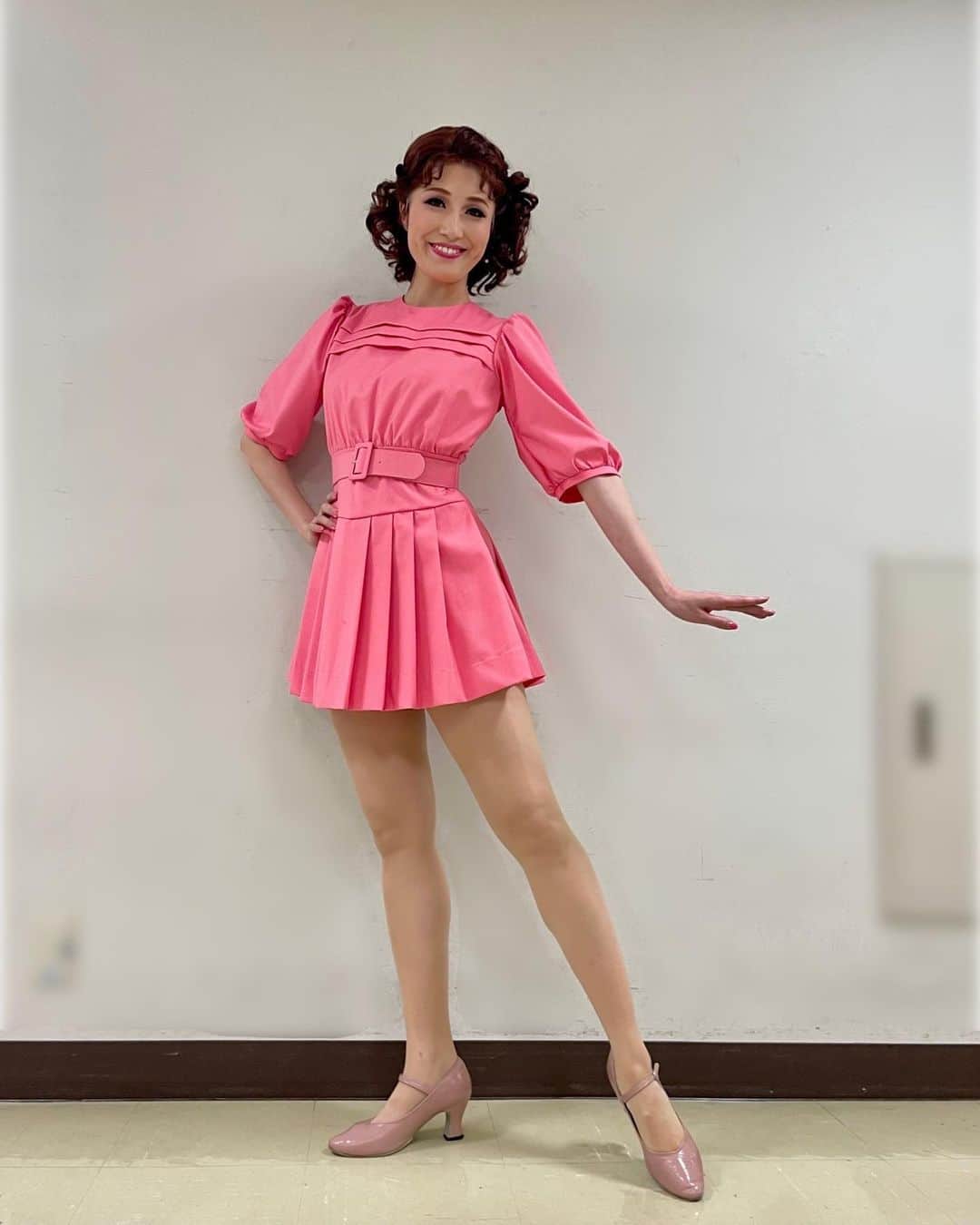彩花まりのインスタグラム：「. 『ｴﾘｻﾞﾍﾞｽ•ｱｰﾃﾞﾝvs.ﾍﾚﾅ•ﾙﾋﾞﾝｽﾀｲﾝ』 大阪初日でした🥺✨  倒れ込むように爆睡してしまいまして おはようございます☀ 大阪の皆さまの熱いパワーを たくさん頂いたので 元気に目覚められた朝です☺️  本日は12:00公演！ 森ノ宮ピロティホールで お待ちしています💄  #エリヘレ #WARPAINT #アーデンガールズ #彩花まり #昨日初日で明日はもう千穐楽😳 #インスタなかなかお返事追いついてませんが気長にお待ちください🥺」
