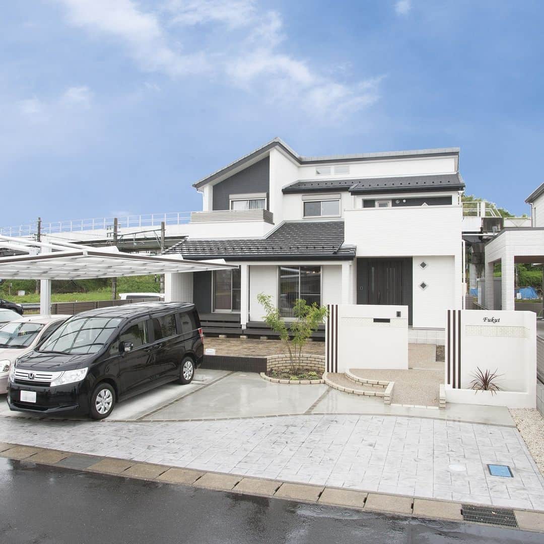 伸和建設株式会社のインスタグラム：「お家の相談は伸和建設へ♪ 施工事例⇒ @shinwa_kensetsu  〝2階建てにも3階建てにも見える個性的な外観〟  📝 白と黒 モダンハウス 瓦屋根  #伸和建設 #TheValueFromLiving #住んでからの価値を  ----------------------------------------------------- ✨公式YouTubeチャンネル開設✨ ----------------------------------------------------- 👉ルームツアー動画も公開中♪ 　 チャンネル登録をお願いします🎀 . ～ご来場のお客様へ～  マスク着用😷は任意とさせて頂きます。 検温・手指の消毒に引き続きご協力をお願いします。  スタッフブログも随時更新中♪ おうち時間のおともに💁‍♀️  #新築 #注文住宅 #リフォーム  #デザイン住宅 #デザインハウス #design #工務店 #岐阜工務店 #岐阜の工務店 #自然素材 #かっこいい家 #おしゃれな家 #インテリア #家族のいる暮らし #子供のいる暮らし #失敗しない家づくり #家事動線 #家事ラク #マイホーム #マイホーム計画 #マイホーム記録 #施工事例 #暮らし #心地いい暮らし」