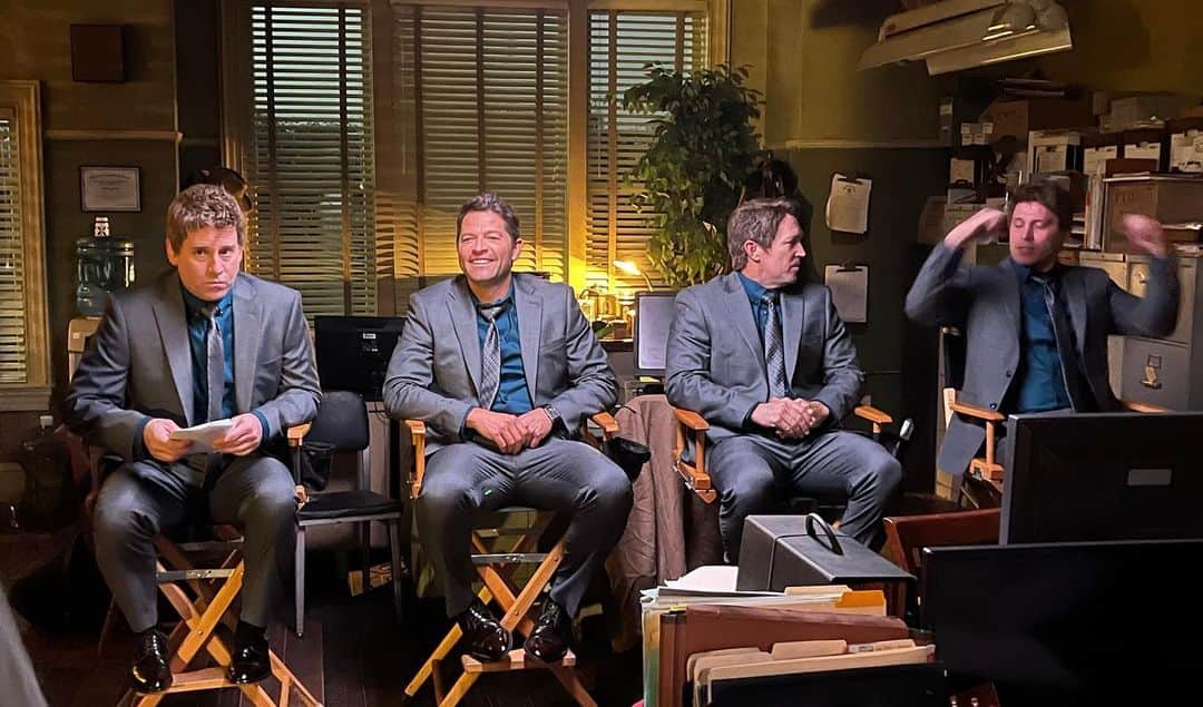 ミーシャ・コリンズのインスタグラム：「So many Harveys, so little sanity.  Please watch this week’s episode of #CWGothamKnights (it is one of my favorites). And if you aren’t caught up, you can watch all previous episodes for free on bit.ly/CWGothamKnights LINK IN BIO  Or you can buy all previous episodes on @itunes, @amazon prime video, @vudufans, & @googleplay!   Other places to tune in: ✅@foxtel & @binge (Australia) ✅@showcasetv (Canada) ✅ @streamonmax  (Latin America, Caribbean & most other countries)」