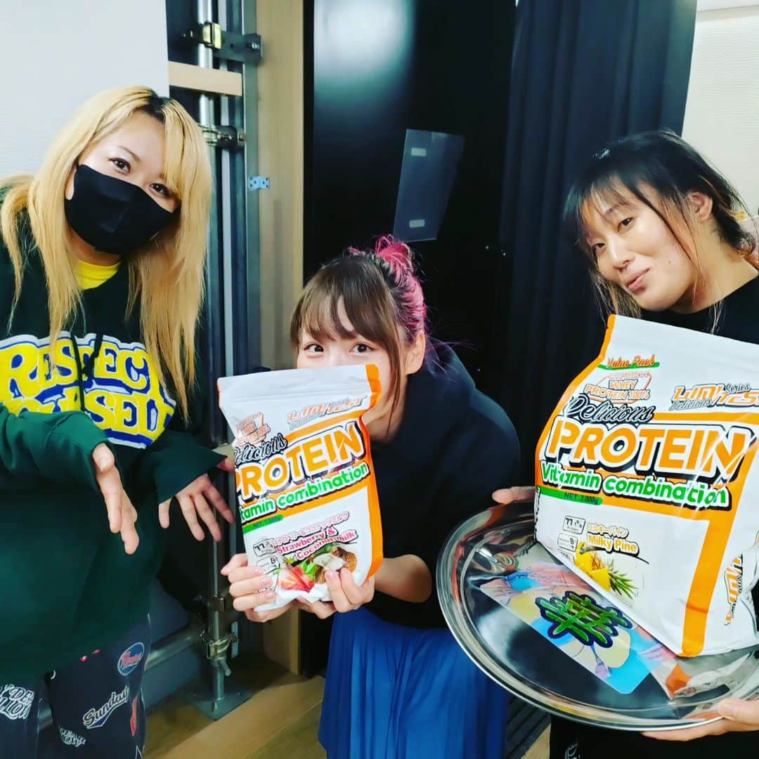 マドレーヌのインスタグラム：「Prowrestler with Protein!!  佐藤さん、中森さんと #リミテストプロテイン ！試合の後もプロテイン！手洗いうがいプロテイン！  #綾華 と次のタッグトーナメントで対戦するには ２回戦へ勝ち上がらねばならぬ…ｶﾞﾝﾊﾞﾙﾝﾊﾞ！  #リミテストプロテインアンバサダー #workout #prowrestler #trainee #pinkhair #fitwoman」