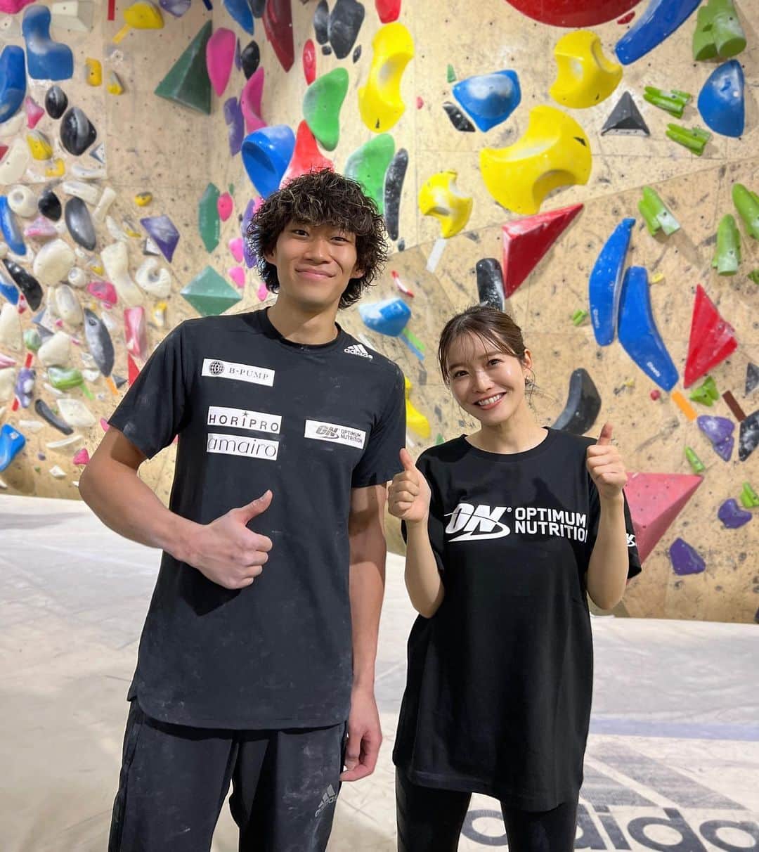 猪鼻ちひろのインスタグラム：「ずっっっとやってみたかったスポーツ！ ボルダリング。最っ高にたのしかった🧗 なんと初ボルダリングは超贅沢なことに世界No.1クライマー @ogata.yoshiyuki 緒方良行選手からクライミングを教わり 一緒にクライミングができる貸切イベントで💪(しかも荻窪✌︎)  緒方選手は、超気さくで優しくて 競技も分かりやすいと思うし ファン&応援団になること間違いなし！  終わった後は、緒方選手のこともサポートしている世界シェアNo.1のプロテインブランド @optimumnutrition_jp のチョコ味プロテインをみんなでぐびっと。美味しくて最高！  3枚目の動画、緒方選手が手だけでヒョヒョイと登るものだから カッコよい&簡単そうに見える…のだけれど 素人がやると(4枚目)難しすぎて同じ人間なのかな？と思える😂笑  途中から少し高所恐怖症だということを思い出して震えた🫨 (パラグライダーやったときも途中で思い出した笑)  スポーツのいいところは 初対面でもみんなでギュッと絆が深まり 共に誰かを応援できるところ。  素晴らしいパフォーマンスに感動し、 年齢や国籍を超えて 拍手を送りたくなるところ🌏👏  悔しいという気持ちや切磋琢磨しあうことも。 素晴らしいとおもった。  久々にチームで運動をして(2位で悔しかったけど) 誰かを応援したり一緒に喜んだり。 この日はとても充ちたーーー☺️  ちなみにここだけの話🤫 このイベント後は腕の筋肉痛が人生イチで腕が使い物にならず、 ペットボトルの蓋も開かないし 自転車のブレーキもできなかった…爆  私の腕って普段なにしてるんだろう🤷‍♀️🤦‍♀️おしえて？ #ちひろの運動 ←のタグわすれてた #姉旦那がここの会員で長年の趣味 #ボルダリング #クライミング #ずっとやろうって言ってたから嬉しかった #昨日の自分を超えよう #オプティマムプロテイン #pr」