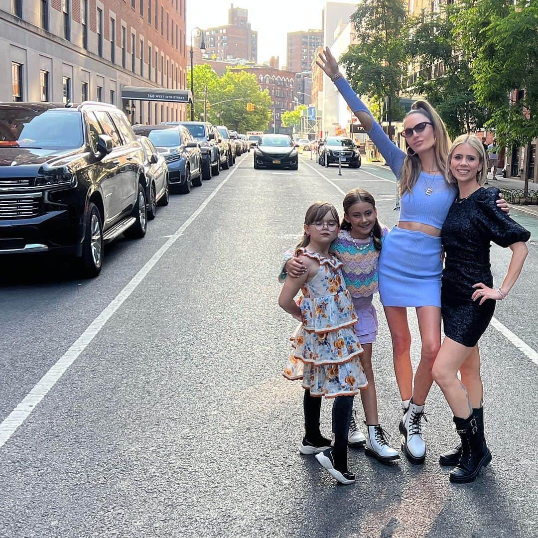 Elizabeth Chambers Hammerのインスタグラム：「Lavender haze 💜Coming for you, @taylorswift」