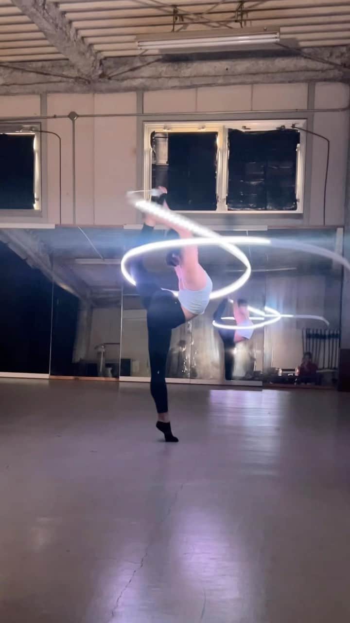 篠原枝令菜のインスタグラム：「Still obsessed with the LED ribbon 🥰 @mplusplus_official thought this song would fit and I think it turned out well :) More on my YT 🫶 #jvke #bts #jimin #ribbon #angel」