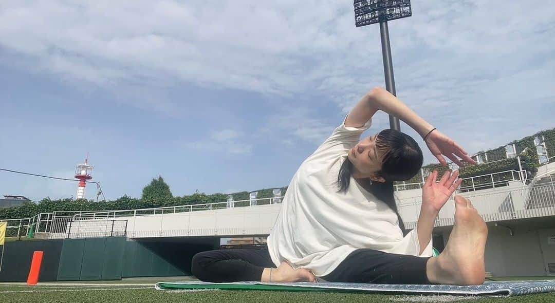 新井利佳のインスタグラム：「風気持ちいい〜🌞🏟️🧘🙆🏻‍♀️  ⏰8:00～8:45（7:40受付開始）  ◇担当日程 5月28日（日）、6月11日（日）、6月25日（日）、7月2日（日）  お申込・詳細👇 kawasaki-fujimi.com/info/2023/0320…  #朝ヨガ #朝活 #外ヨガ #青空ヨガ #morningyoga   #yoga #outsideyoga #yogapractice #bluesky #relaxtime #瑜伽課 #晴天 #瑜伽班 #紓解壓力 #放鬆心情 #ヨガクラス #青空ヨガ #スタジアムヨガ #morningyoga #朝ヨガ #富士通スタジアム川崎 #リラックスヨガ #川崎市」