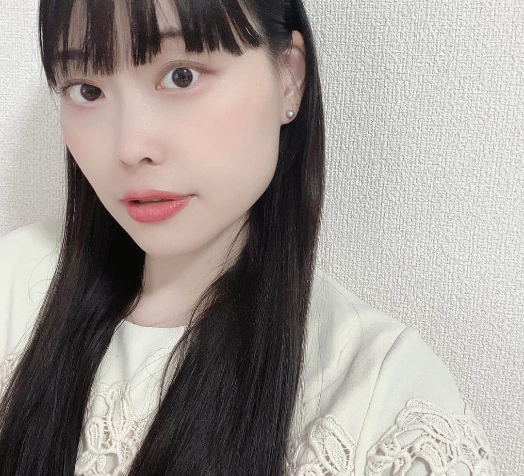 滝川りおのインスタグラム：「真珠の卸屋さん 楽天店さま( @wsp_pearl_official )の あこや真珠グレーピアスを着画でご紹介𓂃𓍯  上品かつ、やさしさのある輝きが とにかく美しい〜🥹‎🤍  フォーマルなシーンはもちろん 普段使いにつけると、いつものコーデも華やかに✨️  天然物ならではの魅力溢れるパールは やっぱり素敵っ‪‪❤︎‬ ⸒⸒  真珠の卸屋さん 楽天店さまは 楽天ジュエリー大賞💎真珠部門12期連続第1位💫 カジュアルパールから冠婚葬祭にふさわしい 高品質なジュエリーまで 豊富な品揃えのShopさま♡  気になる方はぜひチェックしてみてくださいね💐  #真珠の卸屋さん #あこや真珠 #ピアス #パールピアス #ジュエリー」