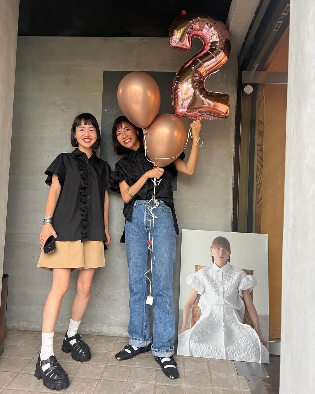 ayu kagawaのインスタグラム：「3日間POP UP STOREが無事終了しました！🌿 本当に沢山の方にご来店頂き有難うございました😭🤍✨ 初めてのことで不安もありましたが温かいお客様ばかりで3日間とても楽しませてもらいました☺️ 普段はオンラインだけなので、実際にお客様とお話し出来るのはとても貴重でとても幸せな時間でした😌 bow.aの服を可愛く着てきて下さるお客様が多くて嬉しかった🥰🫶  沢山の人の力を借りて実現したPOP UP STORE🤝 あゆの為なら！力になれるなら！ 今回お声がけしたスタッフが口を揃えて言ってくれた言葉。 子供達を預けたり段取りも大変な中みんながギリギリまで頑張ってくれて本当に有り難かった🥲 大好きな人達しかいない空間でどこを見ても幸せでした😌🫰 集合写真が固くなりがちな私たち🤪🫶  @sae___38 いつも側でどんな時も冷静に的確なアドバイスをくれるさえちゃんがいてくれるから安心して色んなことを決めれる😌いつも有難う💋静と動🫰 搬出後にお花も無くなっちゃったしボロボロの状態だったけど最後に撮ってもらったツーショット（同じような髪型して🤪）、お気に入りだわ🫶  30日からはonlineでの販売も開始します！✨ 皆様本当に有難うございました😌🤍 また出来ますように♡  （2日目ツイルパンツ間違えてSサイズ履いてることだけ悔やまれる😇） #bowa#ボウエー」