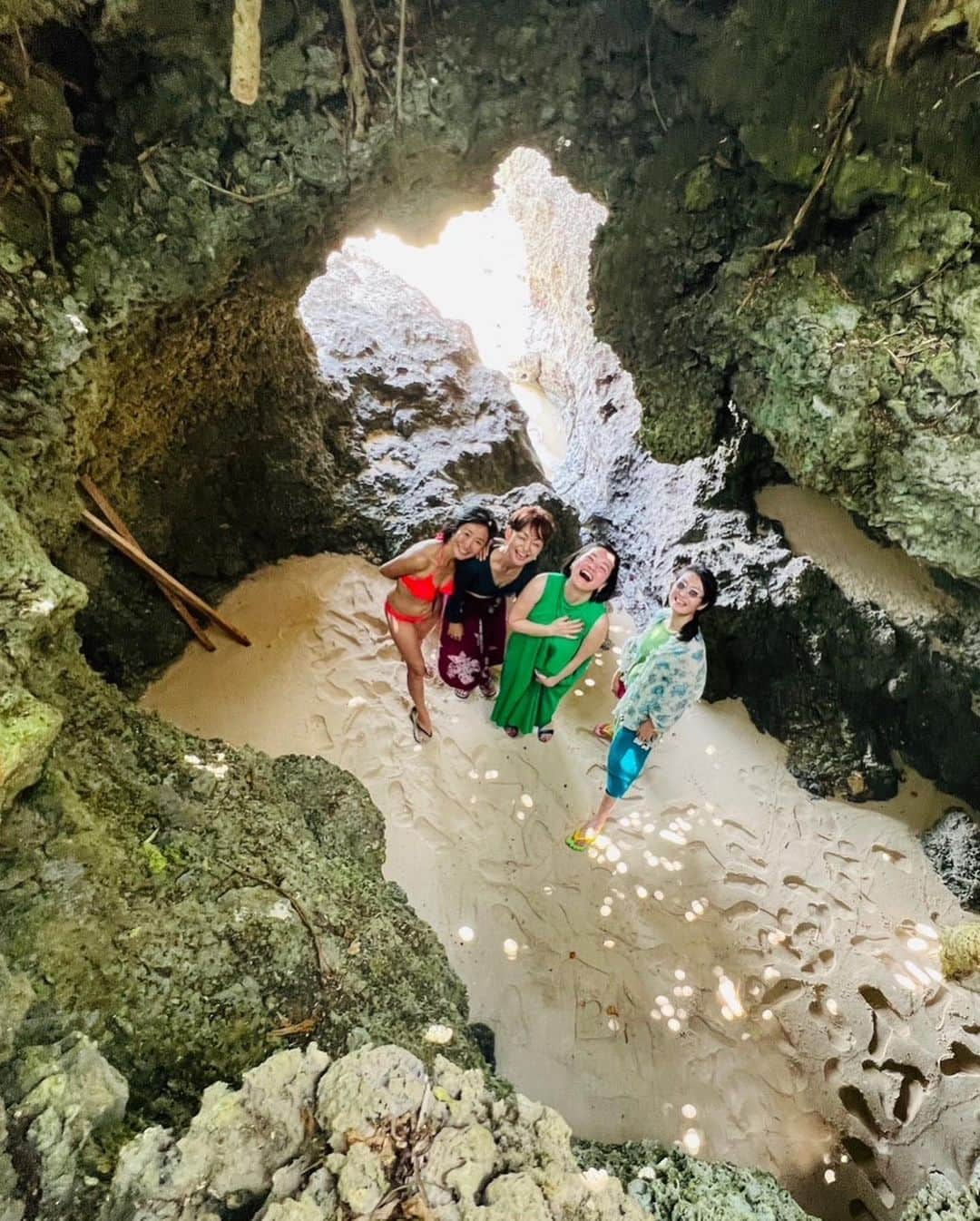 杉山明子さんのインスタグラム写真 - (杉山明子Instagram)「宮古島🏝  海が綺麗で波動が良くて✨ 大好き❤️ 　  🏝6/23-6/26  宮古島リトリートやります🏝 （最後のページ見てね♪）  宮古島の大自然に触れながら 美もスピも遊びも思いっきり体験できる4日間！  あなたもあなたの人生も ガラリと変わっちゃうよ♪  #宮古島  #宮古　#沖縄　#リトリート　#海　#リゾート　#スピリチュアル　#自分を変える  #アクセスバーズ　#ボディプロセス　#自撮り　#ポージング　#ウォーキング　#宮古島好きな人と繋がりたい」5月28日 8時14分 - akikopeanut