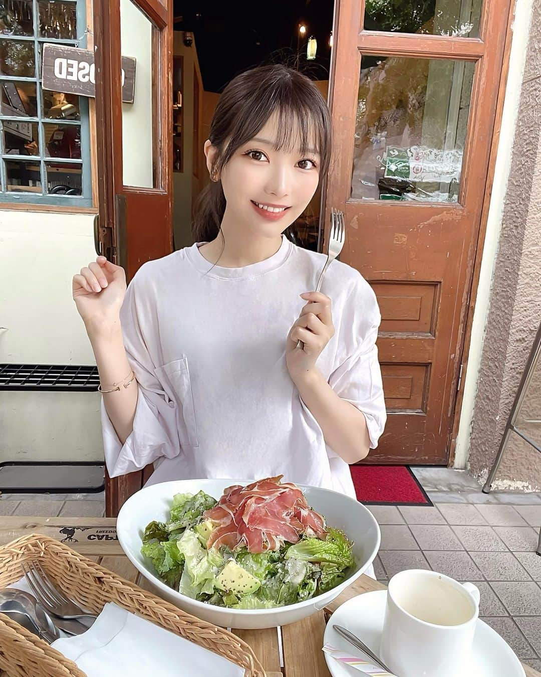 吉沢朱音さんのインスタグラム写真 - (吉沢朱音Instagram)「おはよう^._.^🥗 最近、草を食べるのにハマっている〜〜 . サラダしか勝たん！！！ なぜなら健康的だからです！！！！ という思い込みです() . . . #ランチ巡り #西新宿ランチ  #健康志向 #サラダランチ」5月28日 8時09分 - nesomagic72