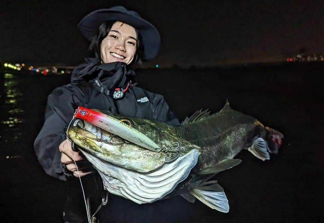 外山将平のインスタグラム：「アイザー125Fで良型のシーバス🐟　　　　　　 水面直下をテロテロと流し込み。　　　　　　　 安定した泳ぎで､とても扱いやすいルアーです。　　　　　　　　　　　　　　　　　　 　　　　　　　　　　　　 【TACKLEDATA】　　　　　　　　　　　 ROD： HENNIHAL 77M BlueBlue(プロト) REEL：18EXIST  LT4000-CXH SPOOL：NO LIMITS 22EX4000SS(STUDIO OCEAN MARK) LINE：シーバスPE パワーゲーム1号(東レ) LEADER：ショックリーダー スムーズロックプラス5号22lb(東レ)　　　　　　　　　　　　　　　　　　　　　 　　　　　　　　　　　　　　　　　　　　　　　　 #BlueBlue #アングラーズマイスター　　　　　　　　　　　　　　　　　　　　　　　　　　　　　　　 #TOKYO #STUDIOOCEANMARK　　　　　　　　　　　　　　　　　　 #アイザー125F #アイザー　　 　　　　　　　　　　　　　　　　　　　 　　　　　　　　　　　　　　　　　　　　　　　　　 　　　　　　　　　　　　　　　　　　　　　  ◆釣りにかかわらず､出たゴミは持ち帰りましょう！ 一人一人の意識で自然は守れます。 釣り場､自然を大切に🐟　　　　　　　　　　　　　　　　  ◆キャスト時は必ず後方確認をして ルアーや針が歩行者､同行者に当たらないようにしましょう。　　　　 　　　　　　　　　　　　　　　　　　　　　　　　　　　　　　 ◆釣り際はライフジャケット着用をお願い致します。　　　　　　　 命を守りましょう！　　　　　　　　　　　　 　　　　　　　　　　　　　　　　　　　　　 ◆YouTube⇩(始めました！チャンネル登録お願いします😊) https://youtube.com/channel/UC07x3DbJCNv_gAFvAjaWQMQ　　　　　　　 　　　　　　　　　　　　　　　　　　　　　  ◆アングラーズ↓🎣 将平(syohei) https://anglers.jp/users/530231 こちらもチェックお願い致します🐟　　　　　　　  ◆Twitter↓ https://mobile.twitter.com/syohei_1108 こちらもフォロー宜しくお願い致します！🙇‍♂　　　　　 　　　　　　　　　　　　　　　　　　　　　　　　　　　　　　　　　　　　　　　　　　　　　　　　　　　　　　　　　　　　　　　　　　 　　　　　　　　　　　　　　　　　　　　　　　　　　　　 #今日の外山 #俳優 #外山将平  #釣り好きな人と繋がりたい #釣りスタグラム #シーバス #東京湾奥 #釣りの成長記録 #釣りで人生を豊かに  #fishing #lurefishing #lure #bass #catchandrelease #fish #fishinglife #bigfish #lunker #angling #instafish  #bassfishing #seabass」