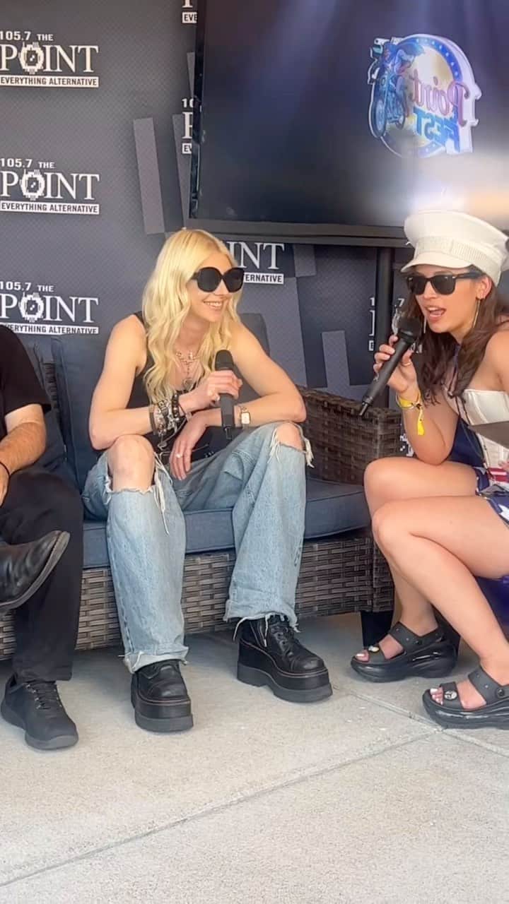 テイラー・モンセンのインスタグラム：「Hangin with @livmaddix FINALLY WE MEET IN PERSON @1057thepoint #POINTFEST」