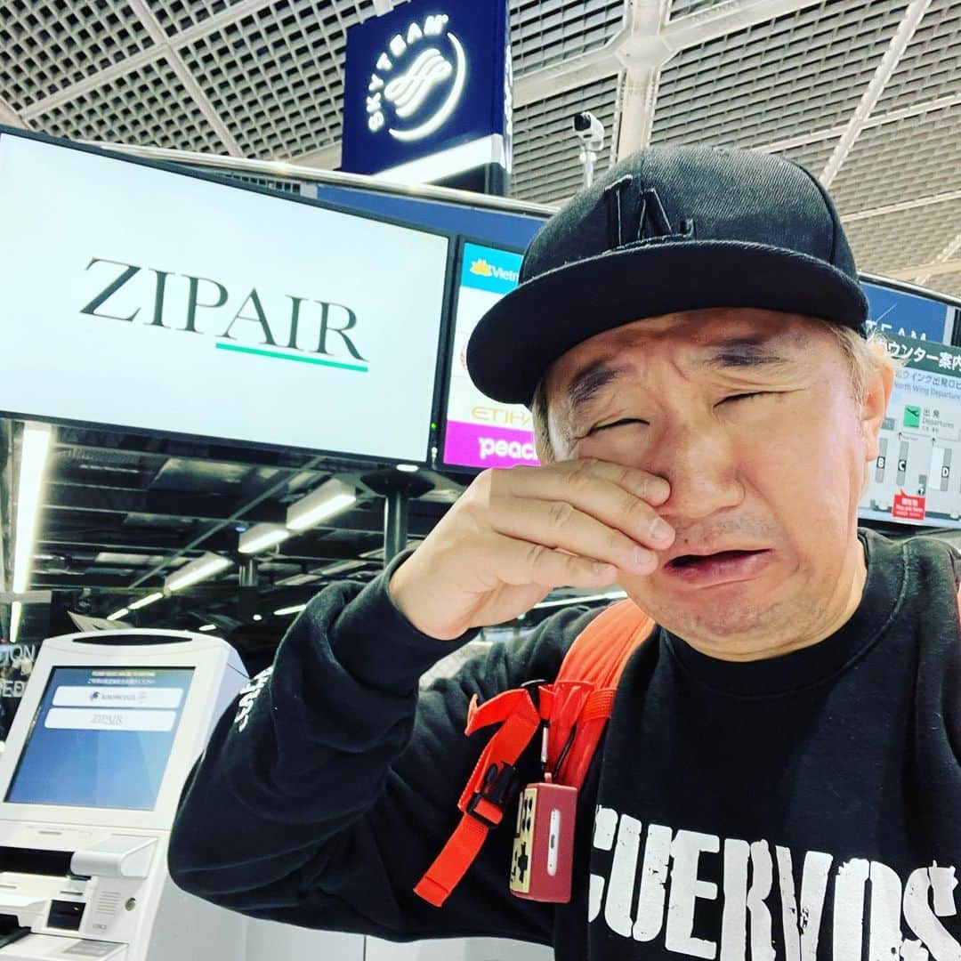 植田朝日のインスタグラム：「😢😢😢  嘘でしょ。。。   1人少ない相手にアディショナルタイムでやられる。。。  実はこないだ飛行機乗り遅れて、今日の14時のエアーでアルゼンチンに行くはずだったのに・・・。💦  どうしよう？？ 行くの辞めようかな！？  でも、他の試合も面白そうだしな。。。  #FooTravelleR #サッカー旅 #朝日旅 #u20wc」