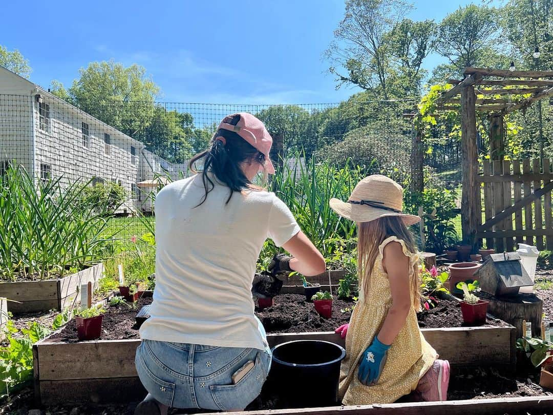 マイケル・レイディのインスタグラム：「Rachael helped Olive plant her very own garden today. Love these cuties.  @risingirisfarm」