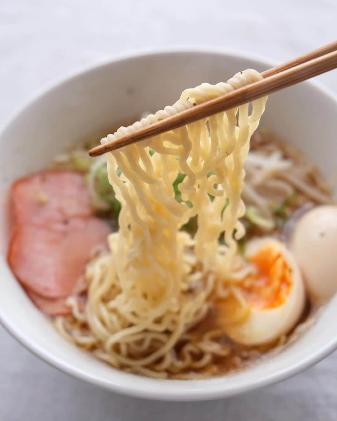 わたをさんのインスタグラム写真 - (わたをInstagram)「朝ラーメン🍜  母ちゃんがお土産に買って来てくれた邦栄堂製麺の醤油ラーメン。素朴な味わいのスープに、絶妙のひとつ上をいく縮れ麺がとてもよく合うてますな。目当ての餃子の皮は直前のお客さんに買い占められたってさ笑🤣ｵﾓﾛｰ  もやしにネギに味玉に、チャーシューなんて無いから普通のハムを焼いてのっけた。  #おうちごはん #朝ごはん #朝ラーメン #ラーメン #邦栄堂製麺 #Yummy #Delicious #Japan #japanesefood #breakfast」5月28日 8時30分 - watao.n