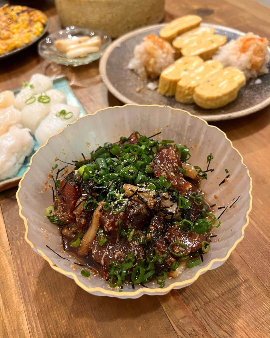 椎名美月さんのインスタグラム写真 - (椎名美月Instagram)「・ 野菜たっぷりな夜ご飯🌽  とうもろこしチヂミ ニラツナ和え 茄子の焼き浸し イカの雲丹醤油 出汁巻卵 マグロのりゅうきゅう  日本酒は、初めての @official_gassan_sake   読みは違うけど同じ「美月」という名前の日本酒を見つけて迷わず購入。程よく酸が合ってクリアで飲みやすい日本酒でした😊  とうもろこしのチヂミは、米粉で作りました！でも上手く出来なかったからリベンジしたい。  #ミツキご飯」5月28日 8時26分 - mitsuki__shiina