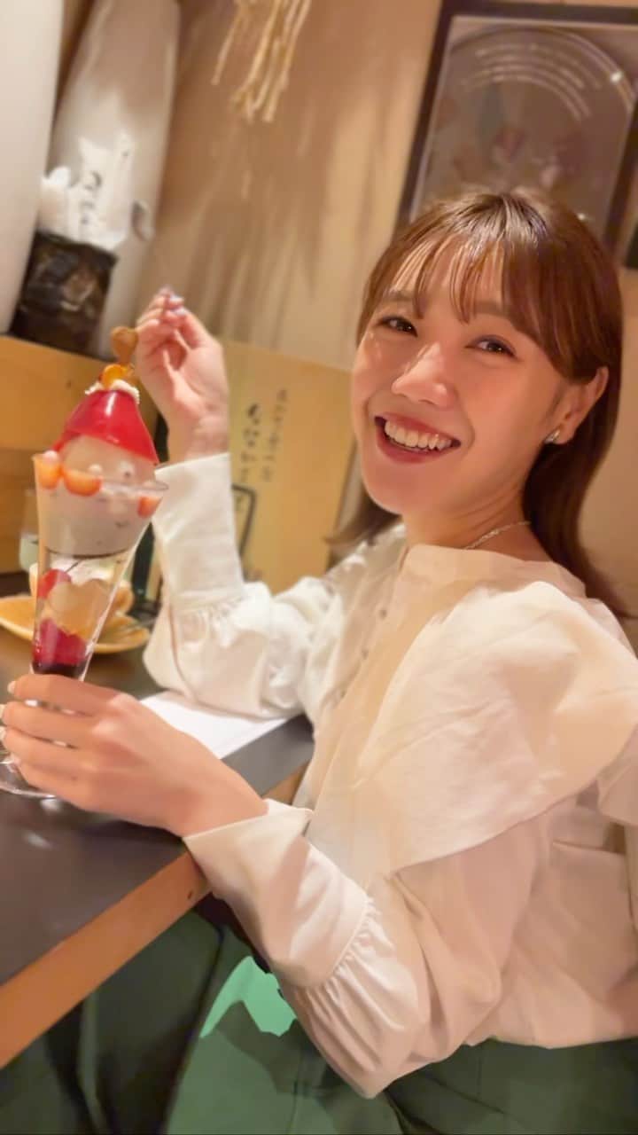 黒田りさのインスタグラム：「札幌の〆パフェ文化を堪能🥺夜中1時過ぎでもお客さんいっぱいだった…！食べちゃうのもったいないくらいの美しさは、どうやって盛りつけたんだろうと、脳内知恵の輪になるような具沢山パフェ。豪華でした！普段は、夜中にパフェたべたいってならないのに、札幌きたら食べたくなる不思議🌝観光の方だけじゃなくて、きっと地元の方かなという方もたくさんいて、これが札幌の文化なんだ！とワクワクした🥺🌷味も見た目も背徳感も、全て含めておいしかった〜🍓  📍ななかま堂 北海道札幌市南4条西5丁目10  #北海道グルメ#北海道パフェ#札幌パフェ#締めパフェ#締めパフェ専門店 #ななかま堂 #夜パフェ#夜パフェ専門店ななかま堂」