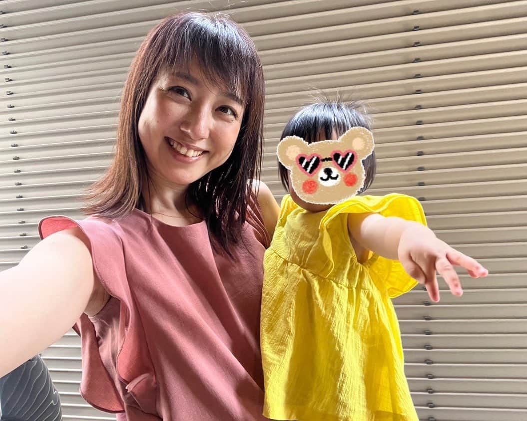 川田裕美のインスタグラム：「最近、いろいろマネをする娘👶 バイバイしたり、いないいないばぁしたり🎵 これはギャルピースみたいだね🧡」