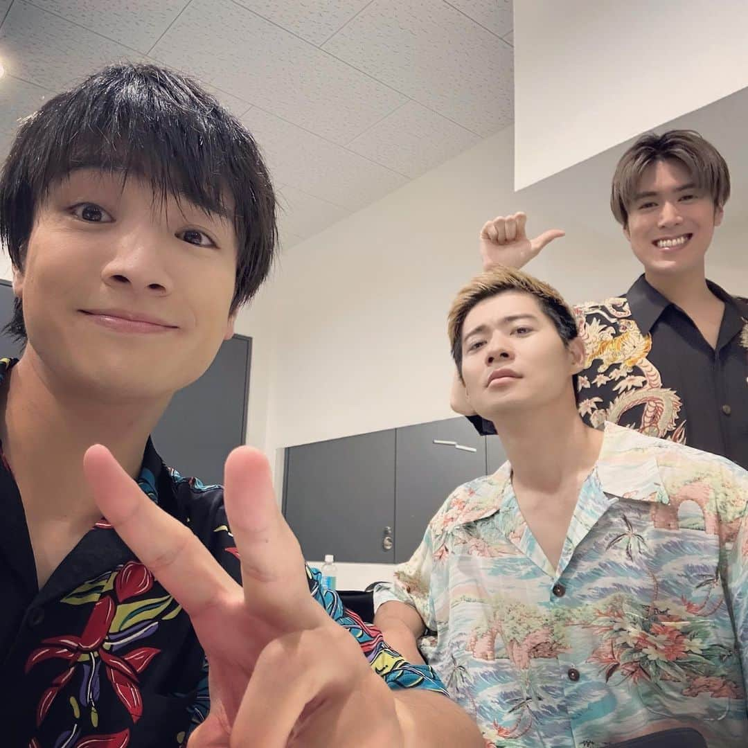 本田剛文さんのインスタグラム写真 - (本田剛文Instagram)「今日もありがとうございました！ アロハで夏を先取りやで！  #ライブ #夏 #激アツ #アロハシャツ  #ハワイ #久しぶりに #行きたい  #ボイメン #辻本達規 #平松賢人 #本田剛文」5月27日 23時31分 - boymen_honda