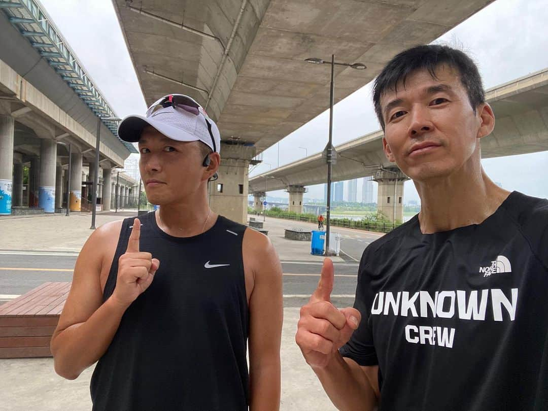 ジヌションさんのインスタグラム写真 - (ジヌションInstagram)「🏃‍♂️6:00 새벽 러닝 10km 펀런  러닝을 시작한지 1년만에 마라톤 풀코스 2회 하프 마라톤 2회 10km 마라톤 1회 완주한 태현이가 너무 멋지다 처음 뛸때 6:30 페이스로 5km도 버거워하던 태현이였는데 오늘은 5:30 페이스로 10km도 나하고 대화하면서 편하개 뛰는 러너가 되었다 (나 만나기 한시간 전에 미리 나와서 혼자서 10km를 뛰어서 총 20km를 뛰었다니 그저 박수를 보낸다👏👏👏) 그 꾸준함이 있기에 연기자,한 여자의 멋진 남편, 라이더,그리고 러너 진태현이 존재한다고 생각이 든다 혹시 나는 못 달려하고 러닝이 두려운 분이 있다면 태현이처럼 지금 시작해보라고 그리고 조금 천천히라도 꾸준히 한다면 놀라운 일들을 이룰수 있다고 말하고 싶다 Go out and run!  우리는 선한 마음을 가지고 건강한 삶을 위해 런한다 #UNKNOWNCREW #언노운크루 #스포츠가있는곳에 #파워에이드」5月27日 23時32分 - jinusean3000