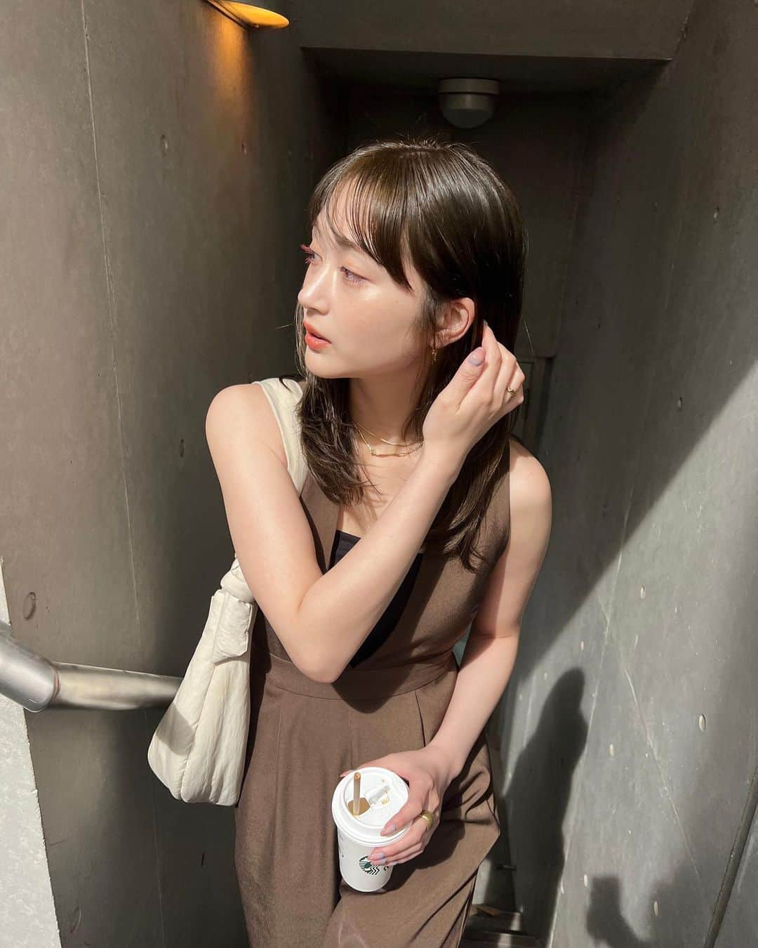 涼佳さんのインスタグラム写真 - (涼佳Instagram)「💇🏻‍♀️🍃  夏に向けてさらに髪色を明るめに リーフパール系(オリーブベージュ系)で お願いしました🍃✨  いつも本当に最高に仕上げてくれる @svan_suwa  ありがとうございます🌼  #レイヤーカット #newhair」5月27日 23時37分 - _ryoka_870