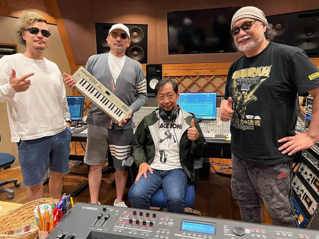 クレイジーケンバンド【公式】のインスタグラム：「本日もミックス作業。 深夜までお疲れ様でした！  明日はハマフェスY164にて18時よりライブです。お待ちしております。  byスタッフ  #クレイジーケンバンド #crazykenband #横山剣 #小野瀬雅生 #gurasanpark #recording #newalbum  #dutchmamastudio」