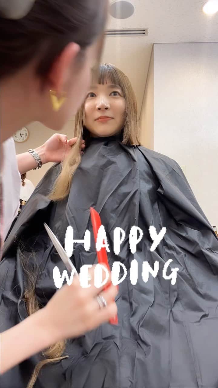 中西結梨花のインスタグラム：「なんのリハーサルも無しに 当日１０分でお願いします✨ とスタッフの方に言われてw お色直しのばっさりカット😂💗✂️  全集中の1発切り🔥🫰🏻💕かわい〜✨ 地元の友達✨任せてくれてありがと🎂 ゆい結婚おめでとう💍✨」