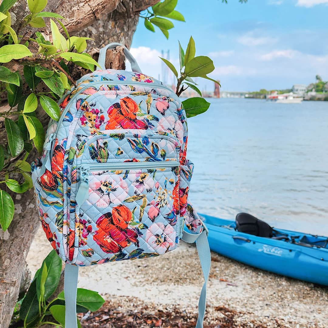 ヴェラブラッドリーさんのインスタグラム写真 - (ヴェラブラッドリーInstagram)「Who says your pool bag has to be boring? Toss your summer essentials in the Small Backpack in Sea Air Floral and hit the water! 🚤 🌺 📸: @chasingtheflores  #VeraBradley #summerfashion #adventure #travelinspo」5月27日 23時45分 - verabradley