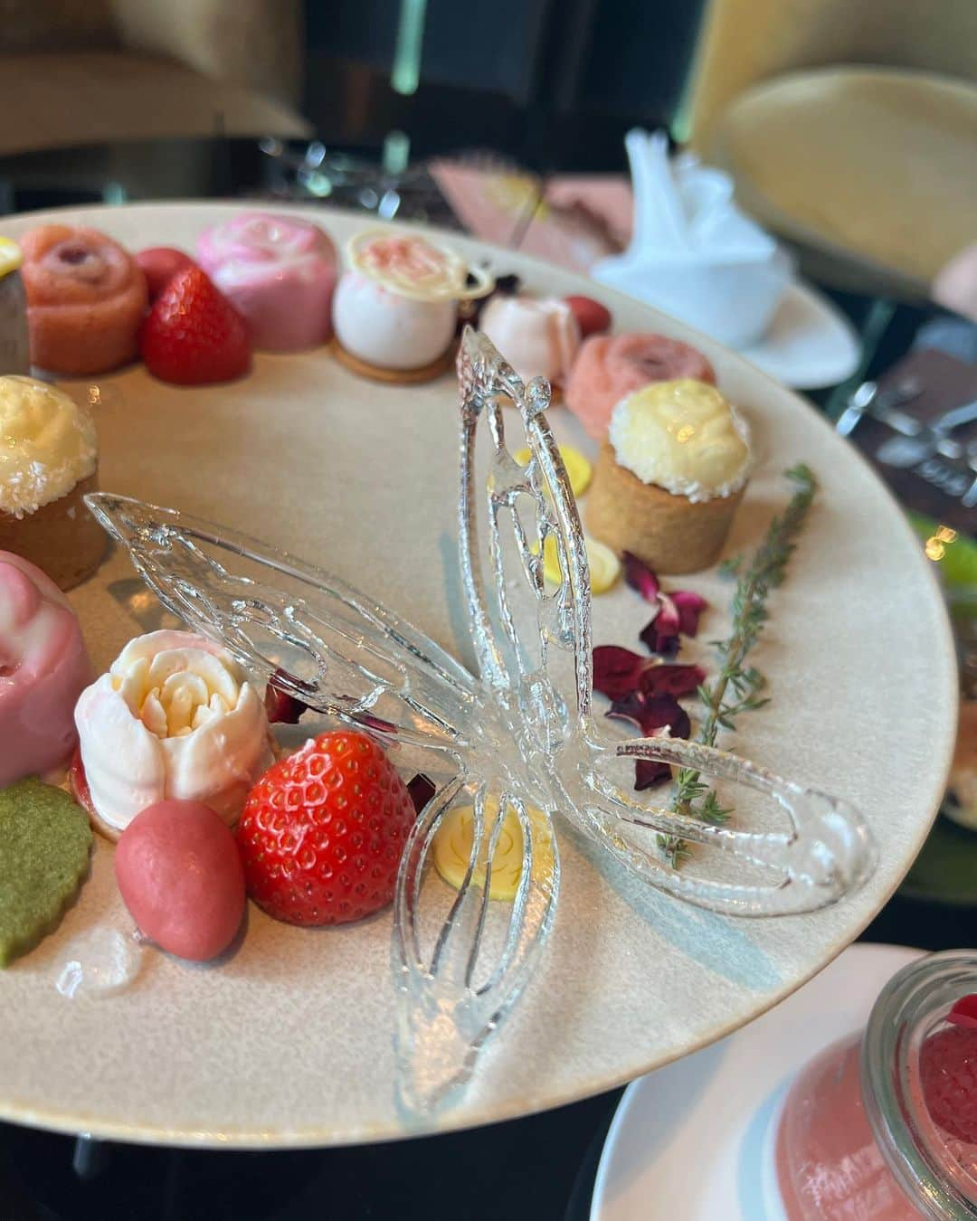 菊池かなこさんのインスタグラム写真 - (菊池かなこInstagram)「🌹Rose Farm Afternoon Tea🫖  📍ザ・プリンスギャラリー東京紀尾井町 / Levita @princegallerytokyokioicho   2023年06月30日(金) まで 時間： 11:30A.M.〜4:30P.M.（土休日 ～1:30P.M.）  1人/7,000円だけど、、 webでSEIBU PRINCE CLUBから申し込むと、5,600円🫶  ほんとに精細で美しすぎて感動した🌹 この🦋も食べられるよ😍  メニュー詳細は写真の最後の方に...📚✨✨  *.:･.｡**.:･.｡**.:･.｡**.:･.｡**.:･.｡** #rosefarmafternoontea 🌹 #アフタヌーンティー#東京アフタヌーンティー #ホテルアフタヌーンティー#ローズアフタヌーンティー #ヌン活#アフタヌーンティー東京#ホテル女子会 #ザプリンスギャラリー東京紀尾井町 #プリンスギャラリー東京紀尾井町 #theprincegallerytokyokioicho #ラグジュアリーコレクション」5月27日 23時45分 - canana_kanako