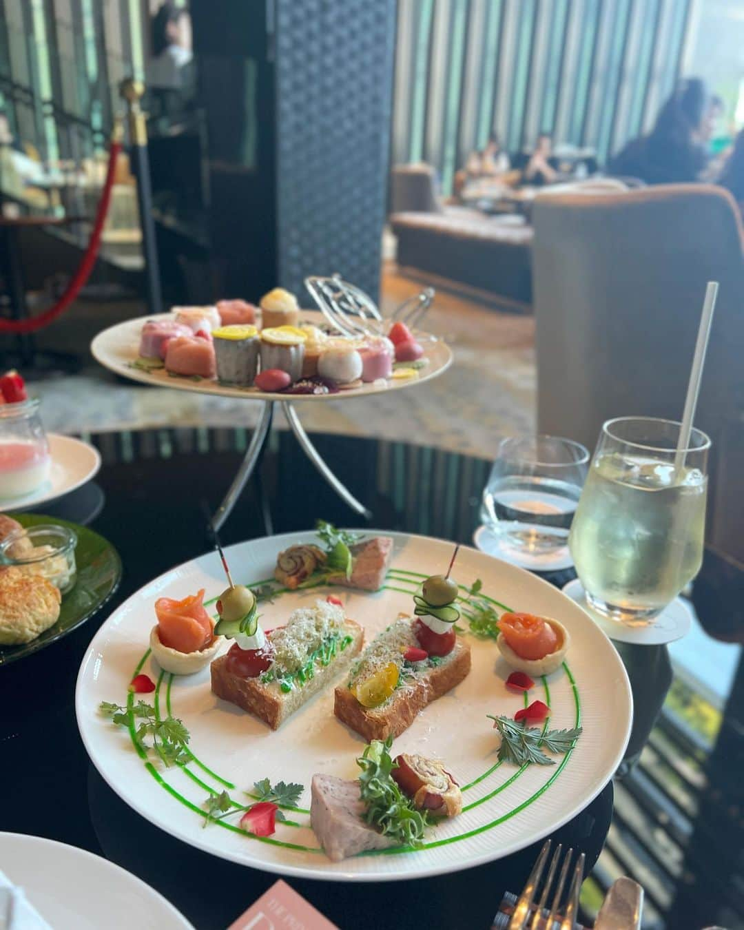 菊池かなこさんのインスタグラム写真 - (菊池かなこInstagram)「🌹Rose Farm Afternoon Tea🫖  📍ザ・プリンスギャラリー東京紀尾井町 / Levita @princegallerytokyokioicho   2023年06月30日(金) まで 時間： 11:30A.M.〜4:30P.M.（土休日 ～1:30P.M.）  1人/7,000円だけど、、 webでSEIBU PRINCE CLUBから申し込むと、5,600円🫶  ほんとに精細で美しすぎて感動した🌹 この🦋も食べられるよ😍  メニュー詳細は写真の最後の方に...📚✨✨  *.:･.｡**.:･.｡**.:･.｡**.:･.｡**.:･.｡** #rosefarmafternoontea 🌹 #アフタヌーンティー#東京アフタヌーンティー #ホテルアフタヌーンティー#ローズアフタヌーンティー #ヌン活#アフタヌーンティー東京#ホテル女子会 #ザプリンスギャラリー東京紀尾井町 #プリンスギャラリー東京紀尾井町 #theprincegallerytokyokioicho #ラグジュアリーコレクション」5月27日 23時45分 - canana_kanako