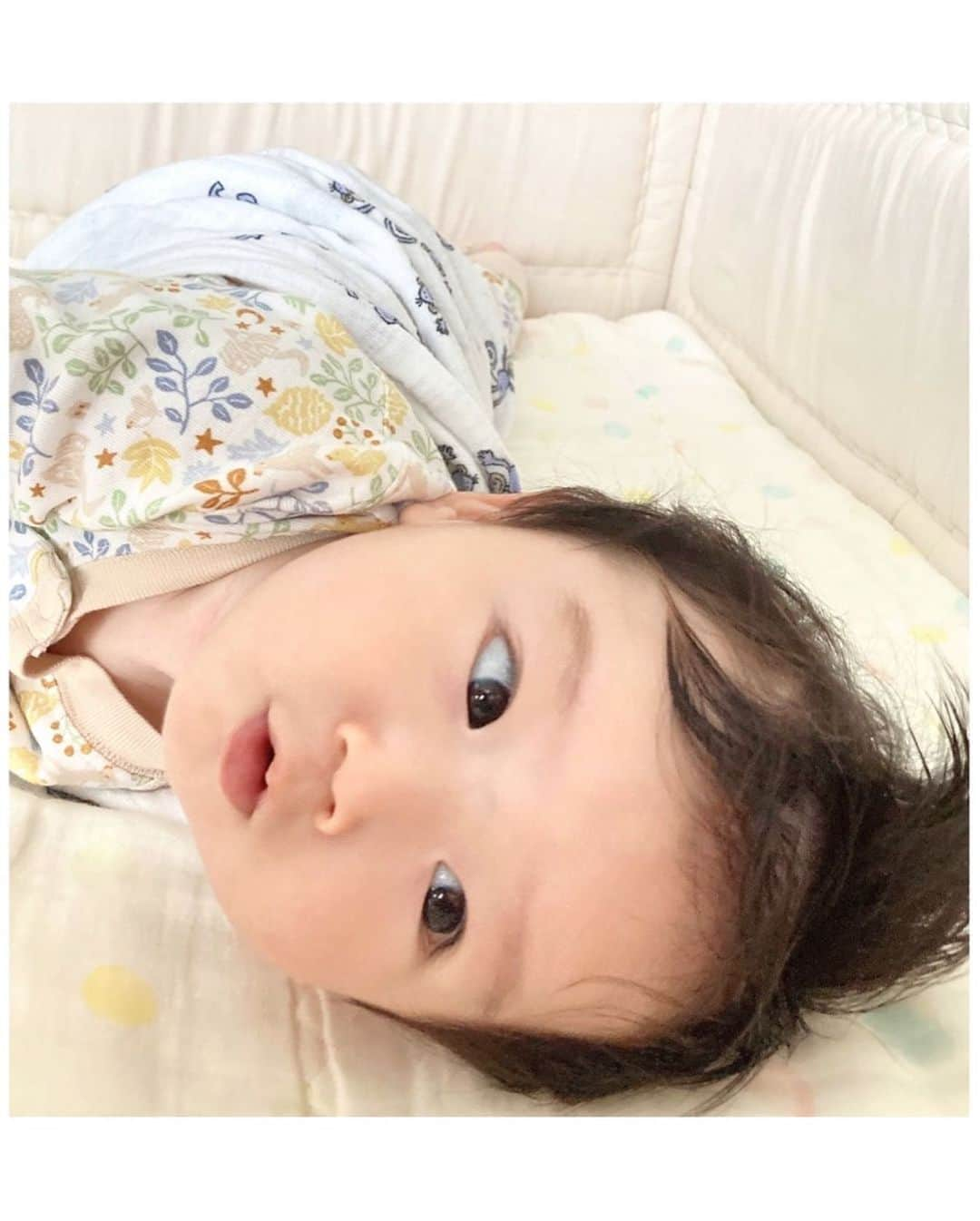 キタキマユさんのインスタグラム写真 - (キタキマユInstagram)「昨日（5月26日）は、息子くんの1歳のお誕生日でした🎂💕✨  あまりに眠くてグズグズでしたが（笑） 家族みんなでお祝いをしました✨  1歳でも食べられる、バースデーケーキのあまりの美味しさに息子くんは昇天し😂✨ 更に、プレゼントの大きなクマのぬいぐるみに、ニッコニコでダイブしておりました😂💓（笑）  この分娩室で、はじめて息子を胸に抱いたときの感動が、つい昨日のことのようです。 あの出産からもう一年が経ったんだなぁ…と、 この一年の写真を見返してしみじみ🤲✨  母としても、夫婦としても、とにかく成長しかなく、 きっとこれからもそれしかなくて。 そしてそれは、本当に凄いことで。  大変な時もあるけれど🌸✨  それ以上に、こんなにも愛おしく可愛い息子が元気に産まれて来てくれたこと。 こうして共に、尊い時間を日々過ごさせてもらえていること。  この奇跡のような出会い全てに、 ただただ感謝の想いしか溢れません🌈✨  また一年、とにかく健やかに🤲✨ 思いきり食べて寝て遊んで、産まれてきたこの世界を、 引き続き、存分に楽しんでもらえたら嬉しいです🌈✨ その日々を、私たちも全力でサポートしたいと思います🫶💕  パパとママのところに産まれてきてくれて、 味わったことのないたくさんの喜びを教えてくれて、 本当にありがとう…👶🌈💖💖💖  あなたのママにしてもらえて、 私は宇宙一の幸せモノです👩🌏💓  愛おしい息子くんへ… 宇宙一の愛を込めて🥰🌏💖💖💖  #お誕生日  #1歳  #1歳誕生日  #1yearold  #お誕生日おめでとう 🥰💖 #はじめてのバースデーケーキ 🎂 #息子くん昇天 #ありがとうしかない 🤲💖 #これからも健やかに成長してね 🥰 #産まれてきてくれてありがとう  #宇宙一の愛をこめて 🫶🌏💕 #hapybirthday #mylove  #1yearbirthday  #1yearbaby  #thankyouforbeingborn  #kitakimayu #キタキマユ」5月27日 23時56分 - kitakimayu_official