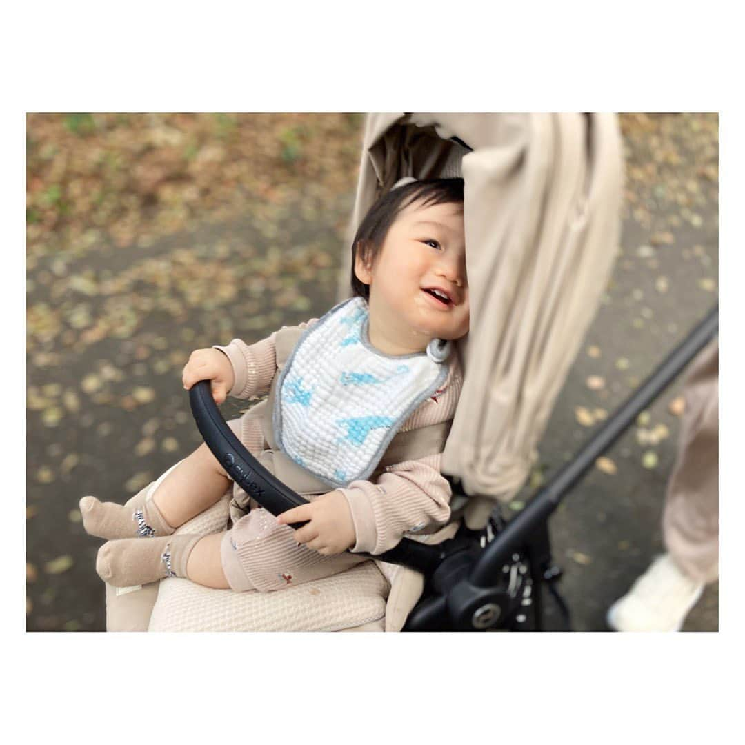 キタキマユさんのインスタグラム写真 - (キタキマユInstagram)「昨日（5月26日）は、息子くんの1歳のお誕生日でした🎂💕✨  あまりに眠くてグズグズでしたが（笑） 家族みんなでお祝いをしました✨  1歳でも食べられる、バースデーケーキのあまりの美味しさに息子くんは昇天し😂✨ 更に、プレゼントの大きなクマのぬいぐるみに、ニッコニコでダイブしておりました😂💓（笑）  この分娩室で、はじめて息子を胸に抱いたときの感動が、つい昨日のことのようです。 あの出産からもう一年が経ったんだなぁ…と、 この一年の写真を見返してしみじみ🤲✨  母としても、夫婦としても、とにかく成長しかなく、 きっとこれからもそれしかなくて。 そしてそれは、本当に凄いことで。  大変な時もあるけれど🌸✨  それ以上に、こんなにも愛おしく可愛い息子が元気に産まれて来てくれたこと。 こうして共に、尊い時間を日々過ごさせてもらえていること。  この奇跡のような出会い全てに、 ただただ感謝の想いしか溢れません🌈✨  また一年、とにかく健やかに🤲✨ 思いきり食べて寝て遊んで、産まれてきたこの世界を、 引き続き、存分に楽しんでもらえたら嬉しいです🌈✨ その日々を、私たちも全力でサポートしたいと思います🫶💕  パパとママのところに産まれてきてくれて、 味わったことのないたくさんの喜びを教えてくれて、 本当にありがとう…👶🌈💖💖💖  あなたのママにしてもらえて、 私は宇宙一の幸せモノです👩🌏💓  愛おしい息子くんへ… 宇宙一の愛を込めて🥰🌏💖💖💖  #お誕生日  #1歳  #1歳誕生日  #1yearold  #お誕生日おめでとう 🥰💖 #はじめてのバースデーケーキ 🎂 #息子くん昇天 #ありがとうしかない 🤲💖 #これからも健やかに成長してね 🥰 #産まれてきてくれてありがとう  #宇宙一の愛をこめて 🫶🌏💕 #hapybirthday #mylove  #1yearbirthday  #1yearbaby  #thankyouforbeingborn  #kitakimayu #キタキマユ」5月27日 23時56分 - kitakimayu_official