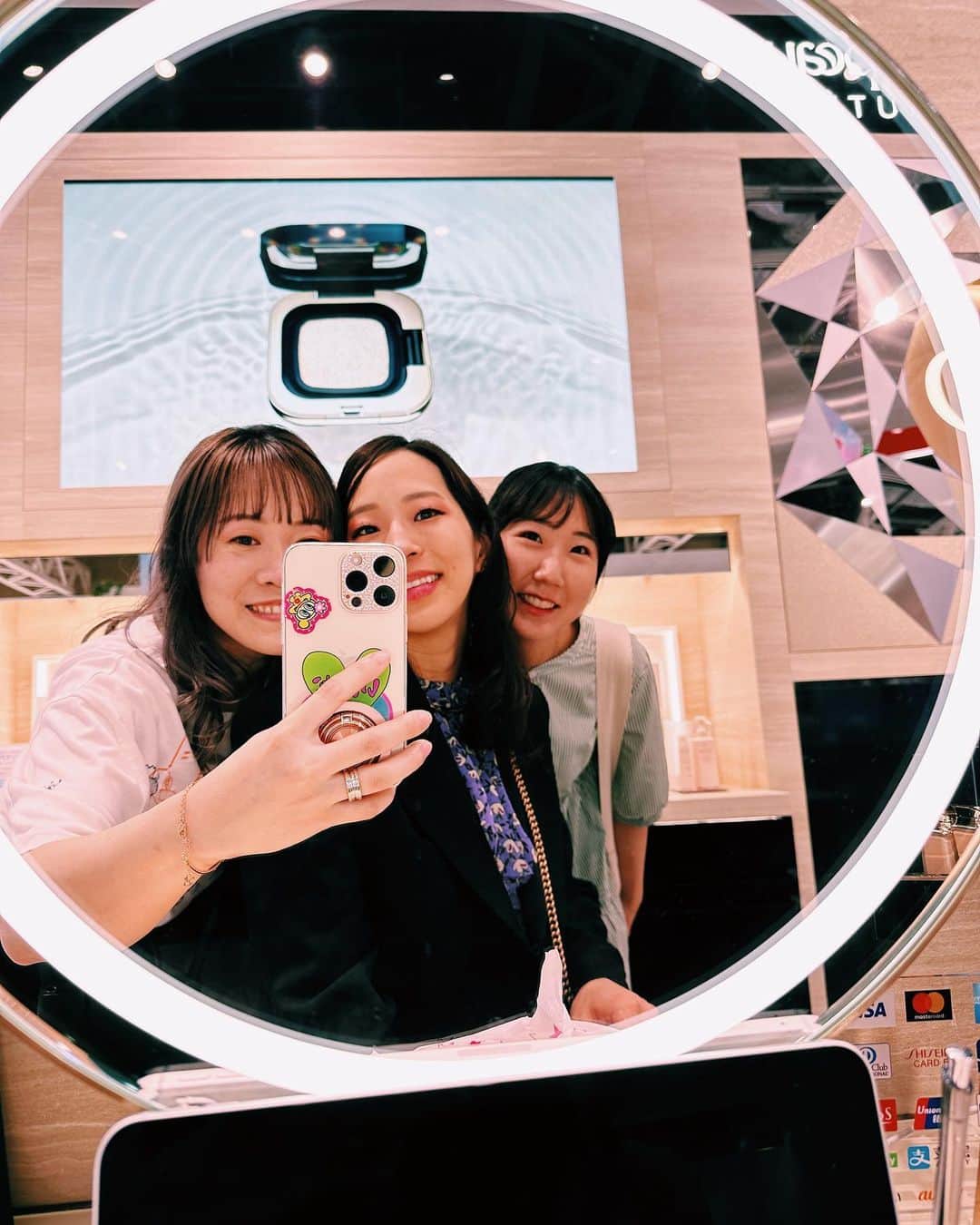 坂本朱里のインスタグラム：「あきよと丸い鏡で写真撮るシリーズNo.2🪞💖」