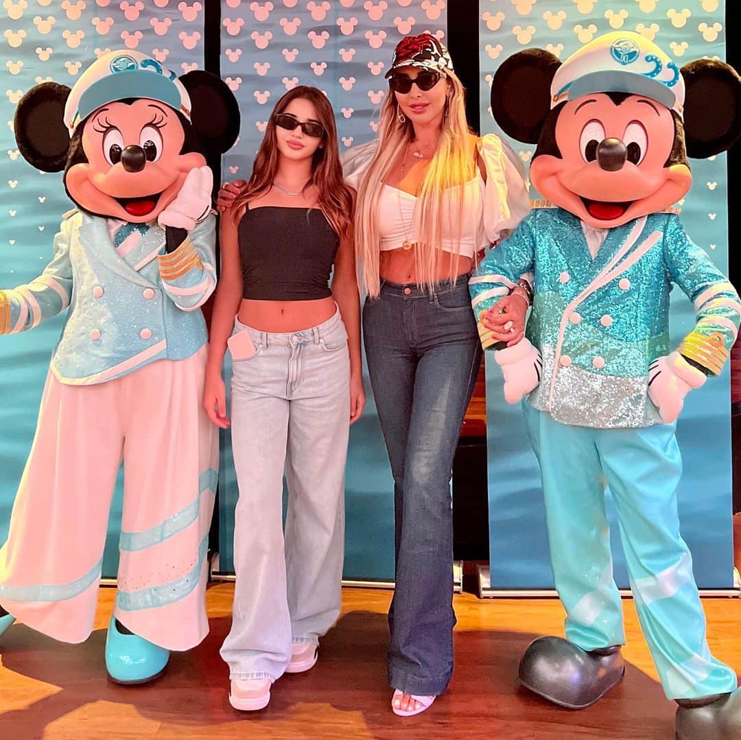 ジョエル・マーディニアンさんのインスタグラム写真 - (ジョエル・マーディニアンInstagram)「Let’s cruise together with Mickey & Mini Mouse 🛥️  @disneycruiseline #disneycruise #love #cruise #royalcaribbean #joellemardinian @dabdub @ellakaddoura」5月28日 0時03分 - joellemardinian