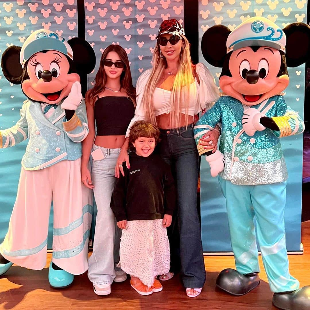 ジョエル・マーディニアンさんのインスタグラム写真 - (ジョエル・マーディニアンInstagram)「Let’s cruise together with Mickey & Mini Mouse 🛥️  @disneycruiseline #disneycruise #love #cruise #royalcaribbean #joellemardinian @dabdub @ellakaddoura」5月28日 0時03分 - joellemardinian